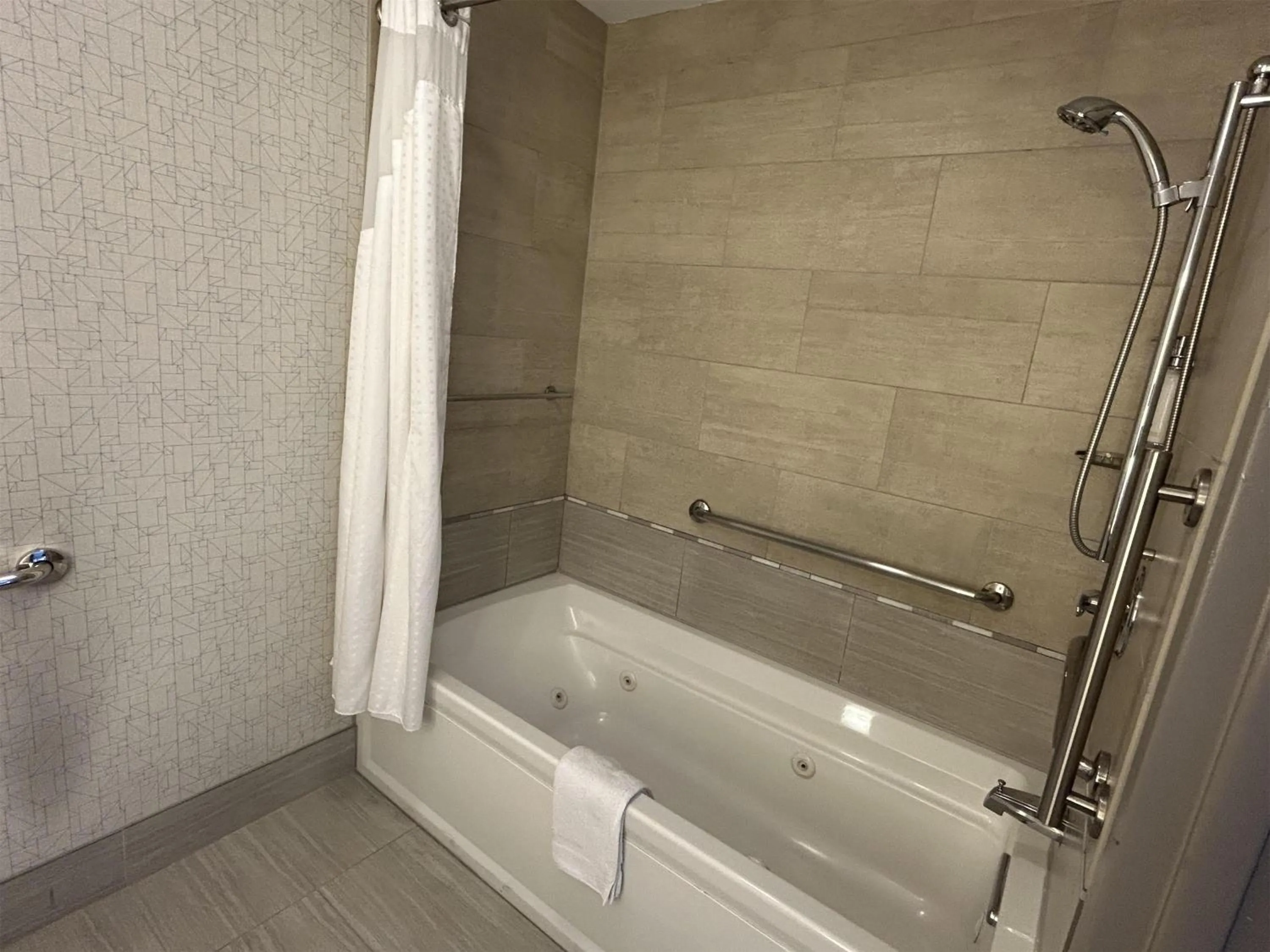 Bedroom in Best Western Roslyn-Long Island Hotel