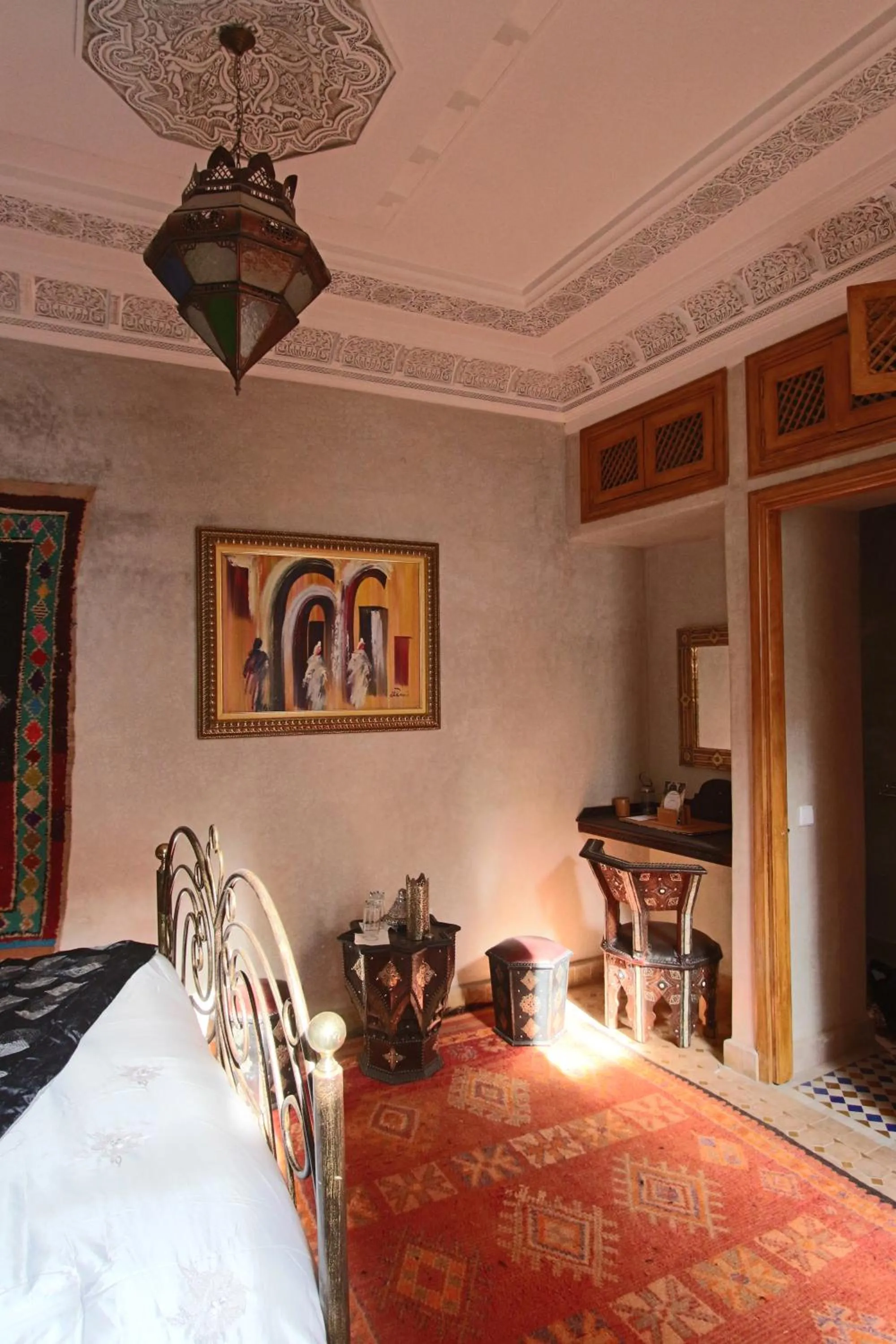 Seating area, Bed in RIAD MAKENE MOUCHKILL