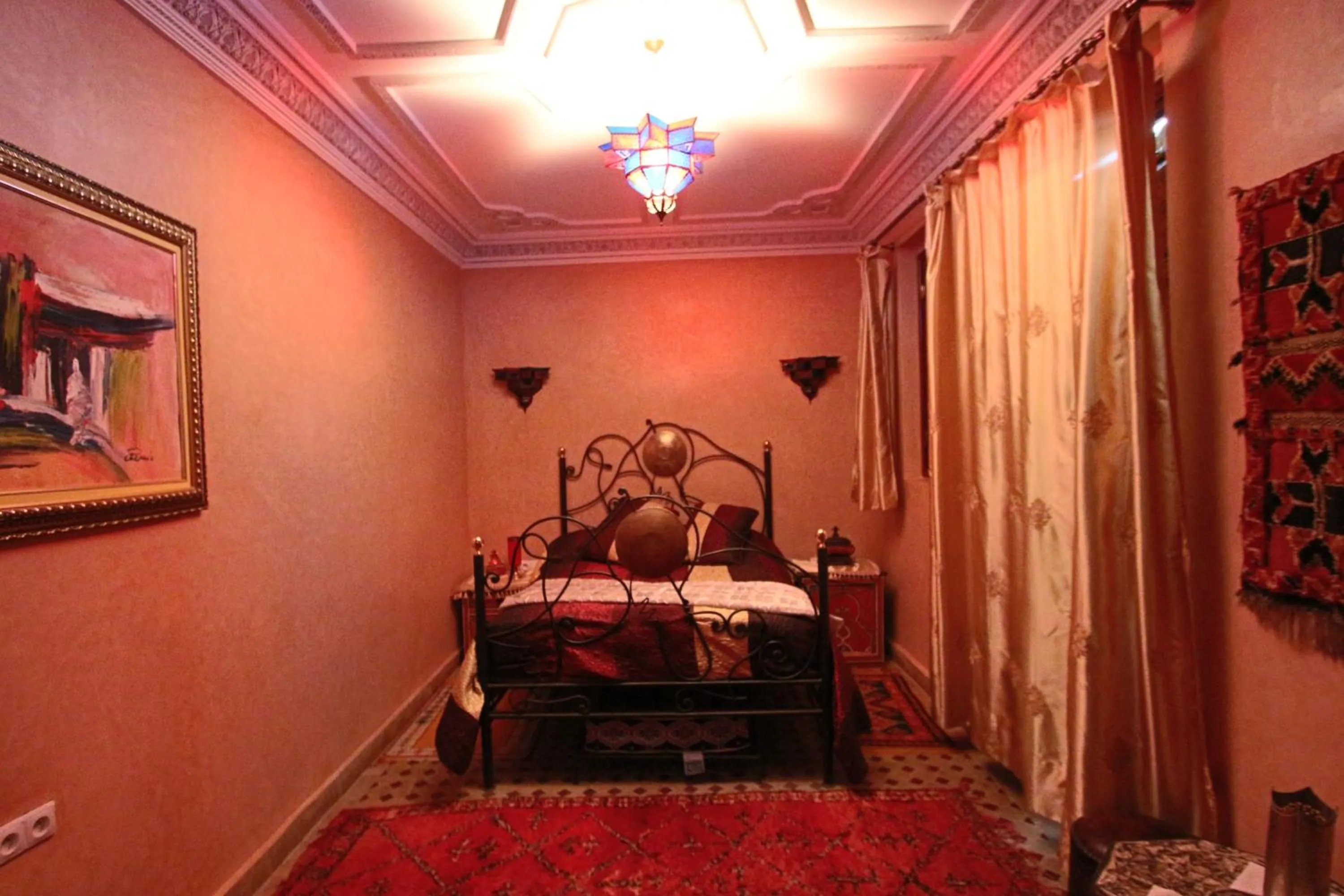 Photo of the whole room, Bed in RIAD MAKENE MOUCHKILL