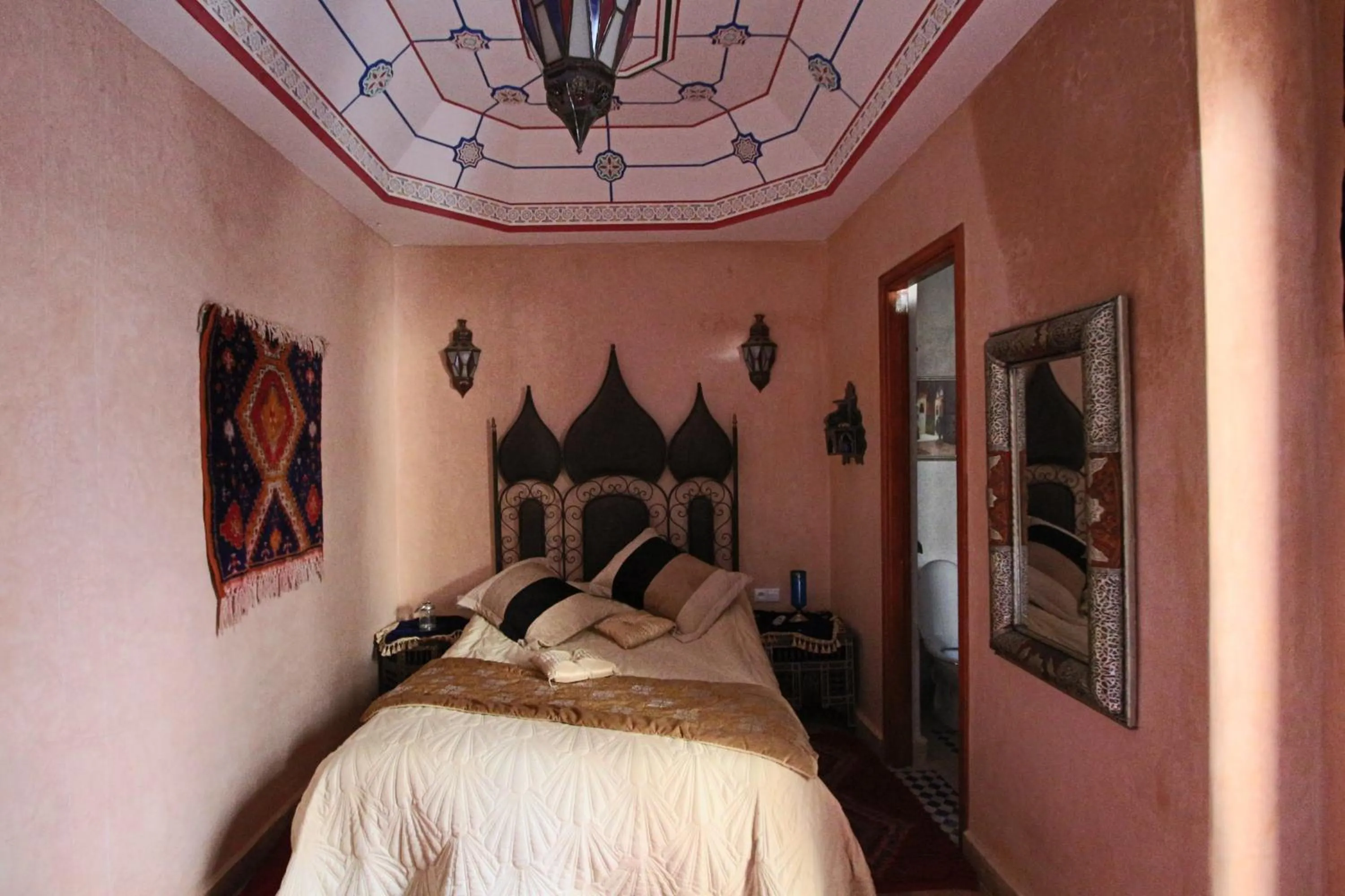 Photo of the whole room, Bed in RIAD MAKENE MOUCHKILL