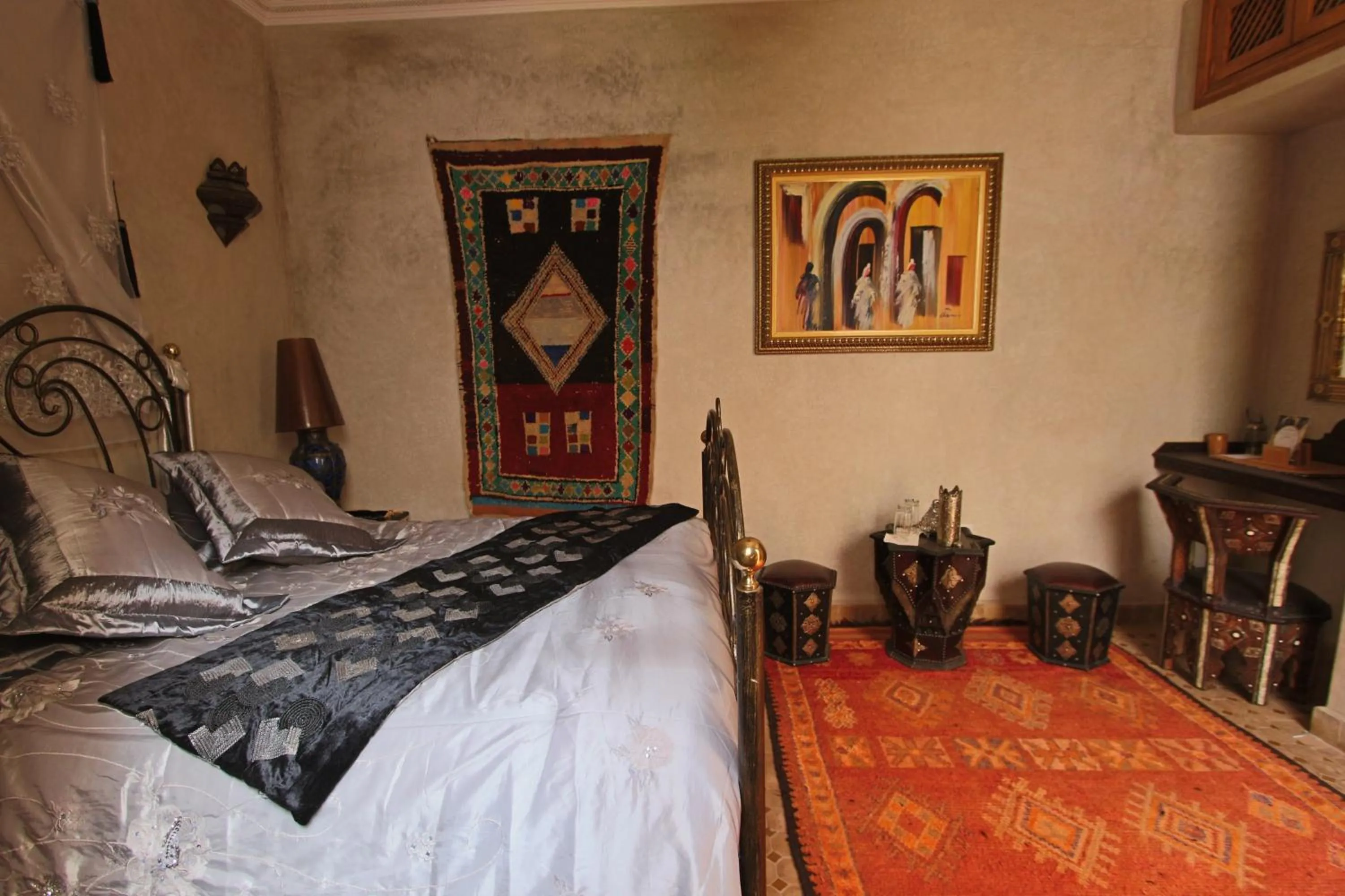 Seating area, Bed in RIAD MAKENE MOUCHKILL