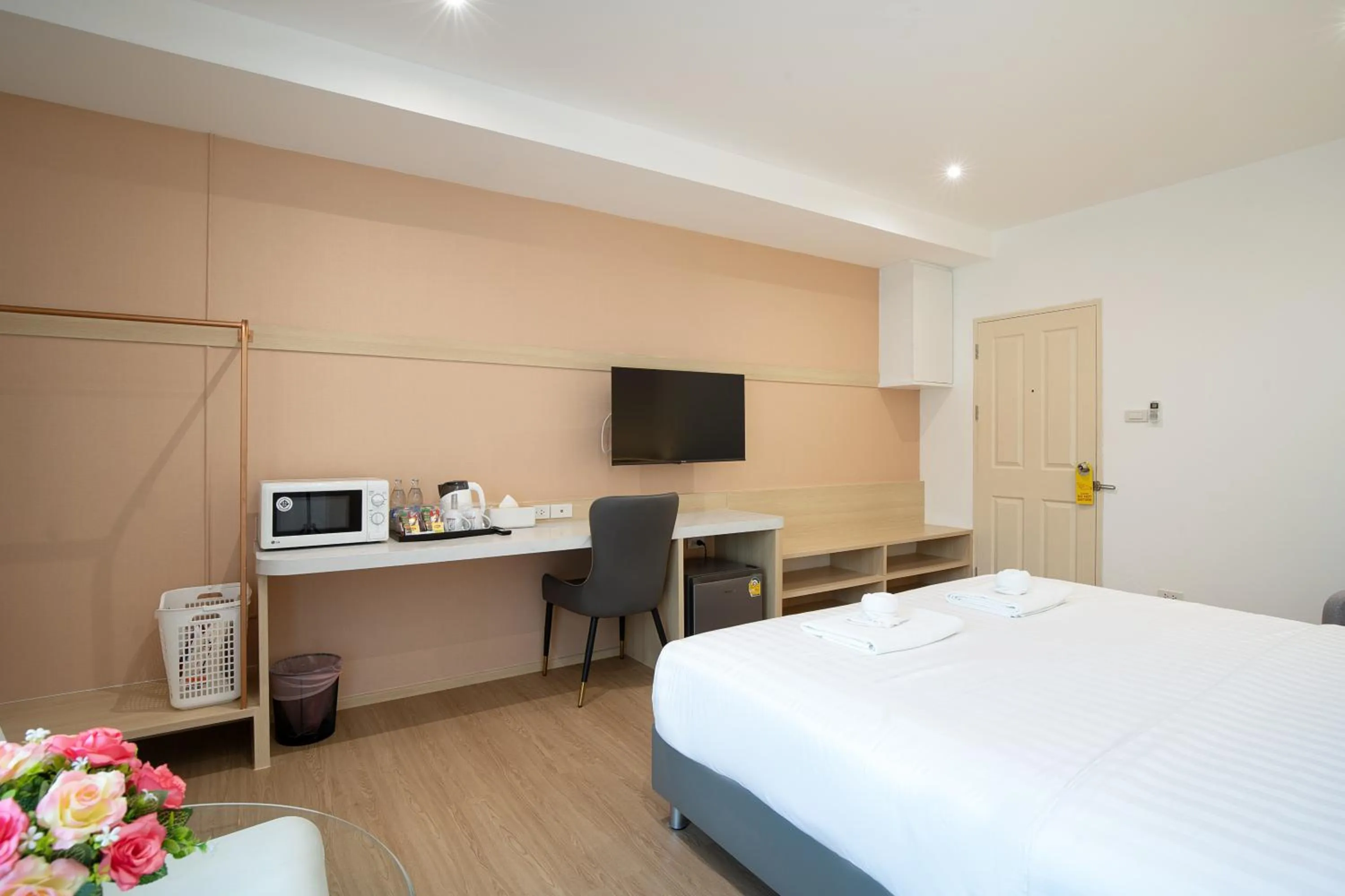 Photo of the whole room, Bed in Riski Residence Ngamwongwan