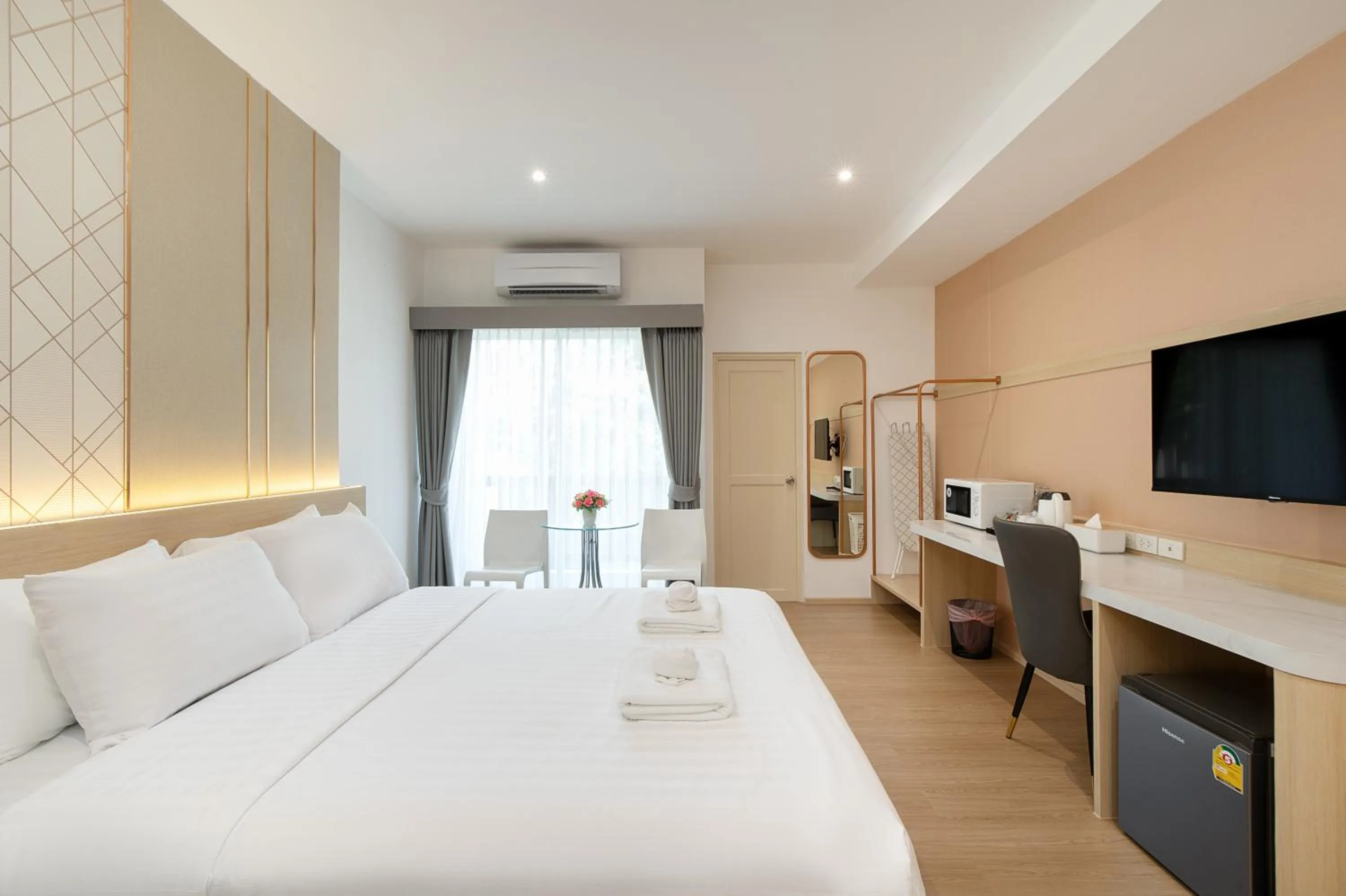 Photo of the whole room, Bed in Riski Residence Ngamwongwan