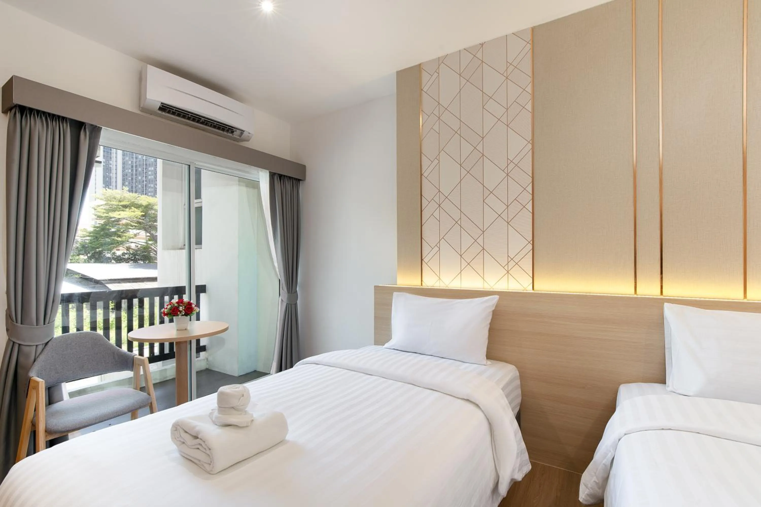 Photo of the whole room, Bed in Riski Residence Ngamwongwan