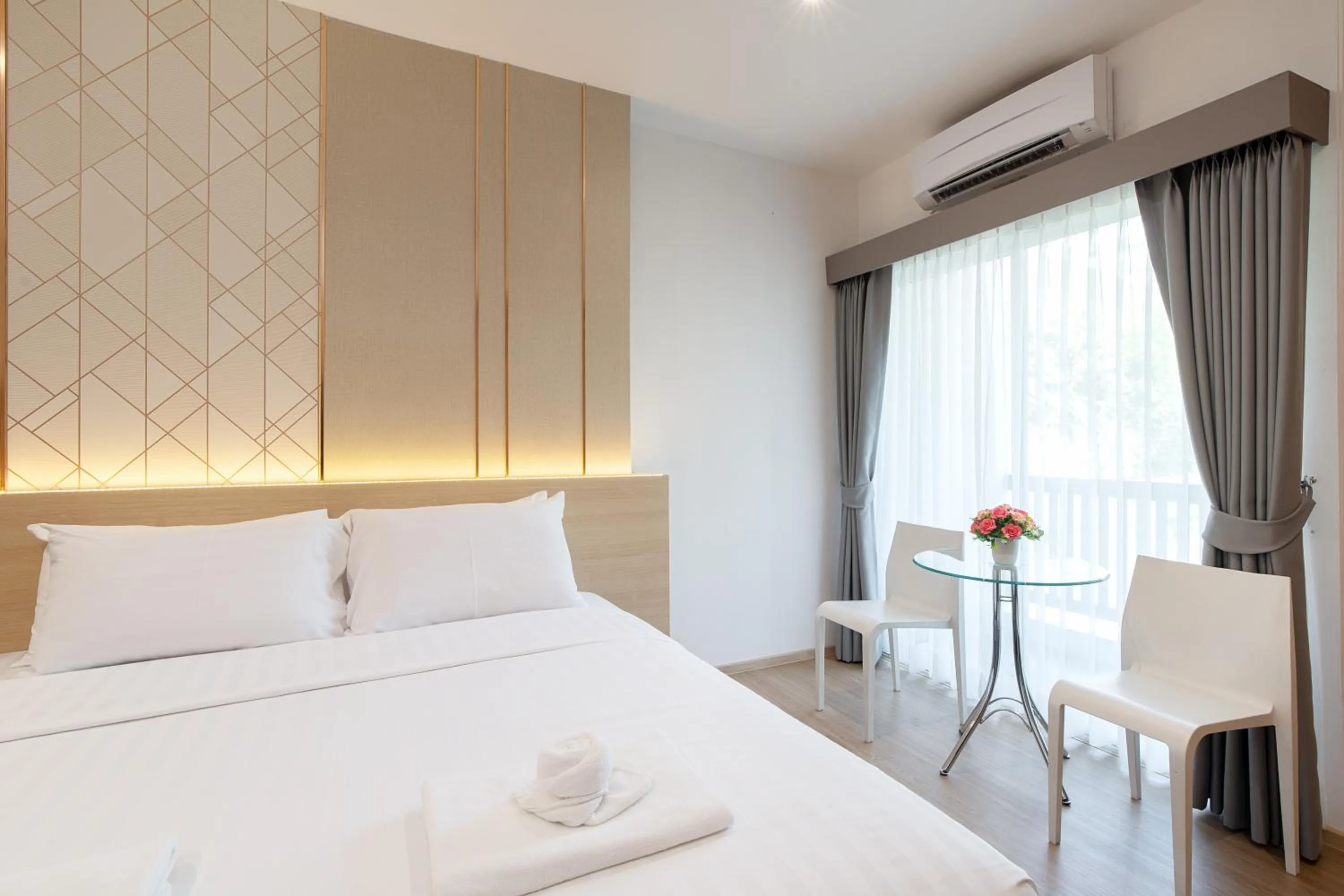 Photo of the whole room, Bed in Riski Residence Ngamwongwan