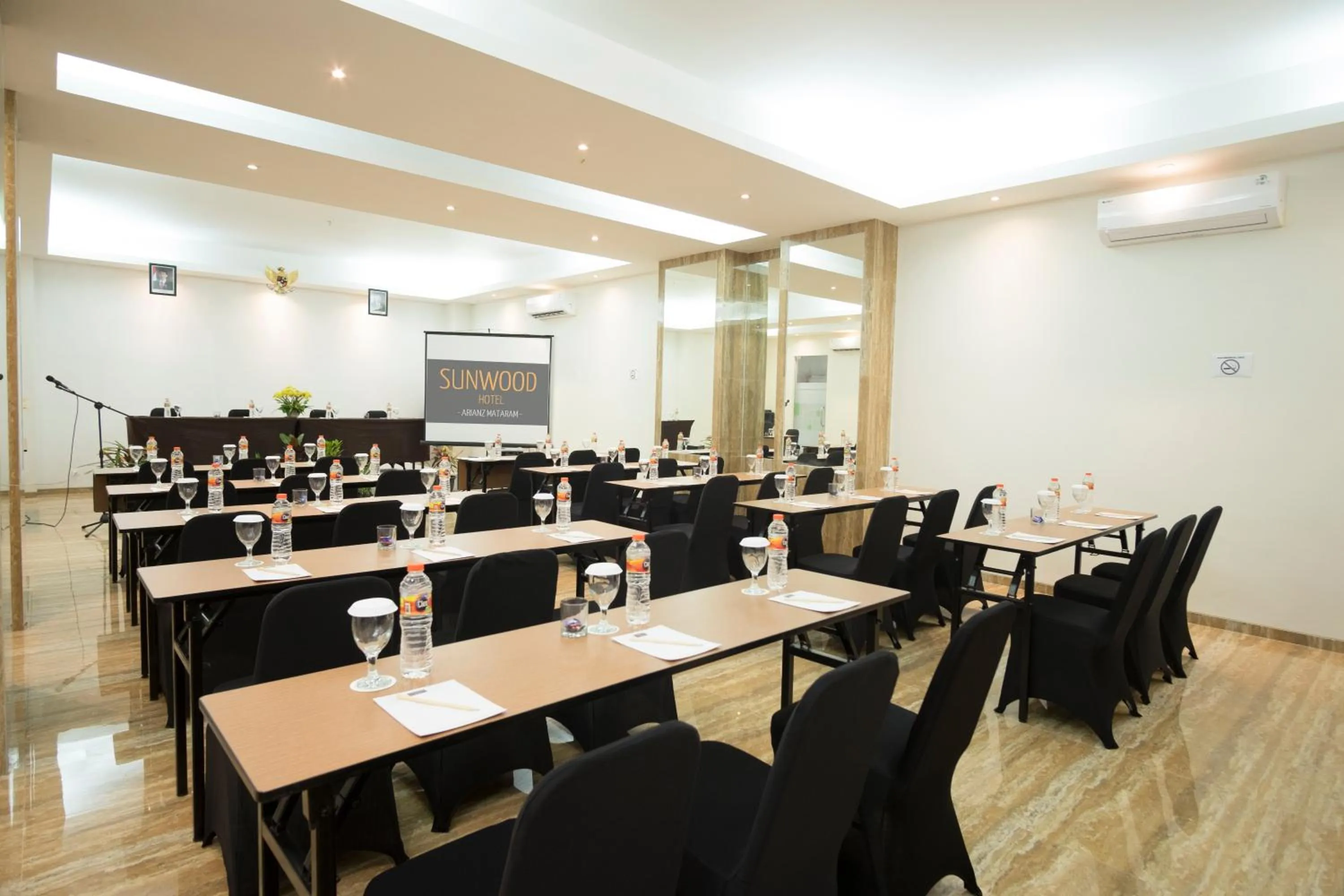 Meeting/conference room in Sunwood Hotel Arianz Mataram