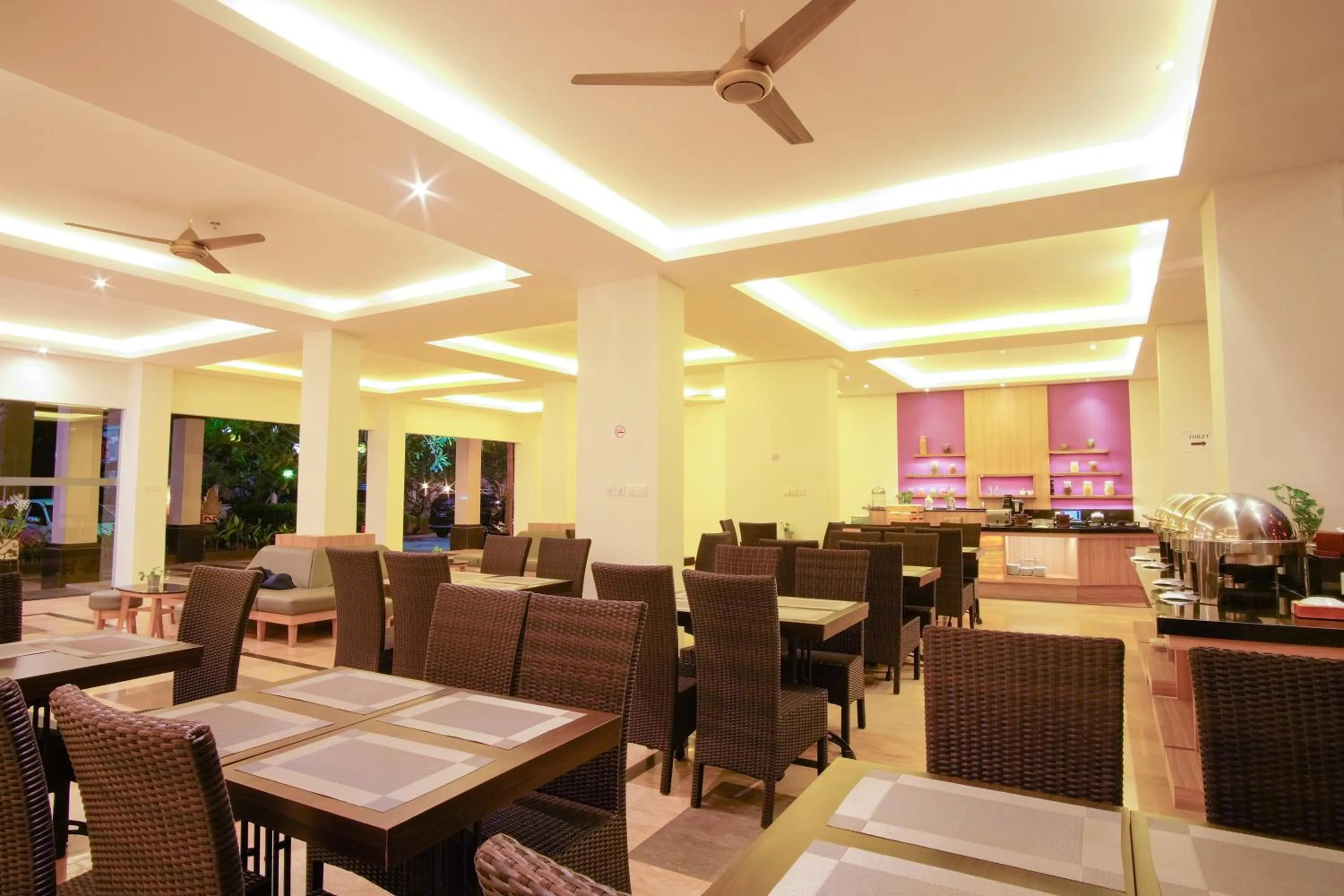 Restaurant/places to eat in Sunwood Hotel Arianz Mataram