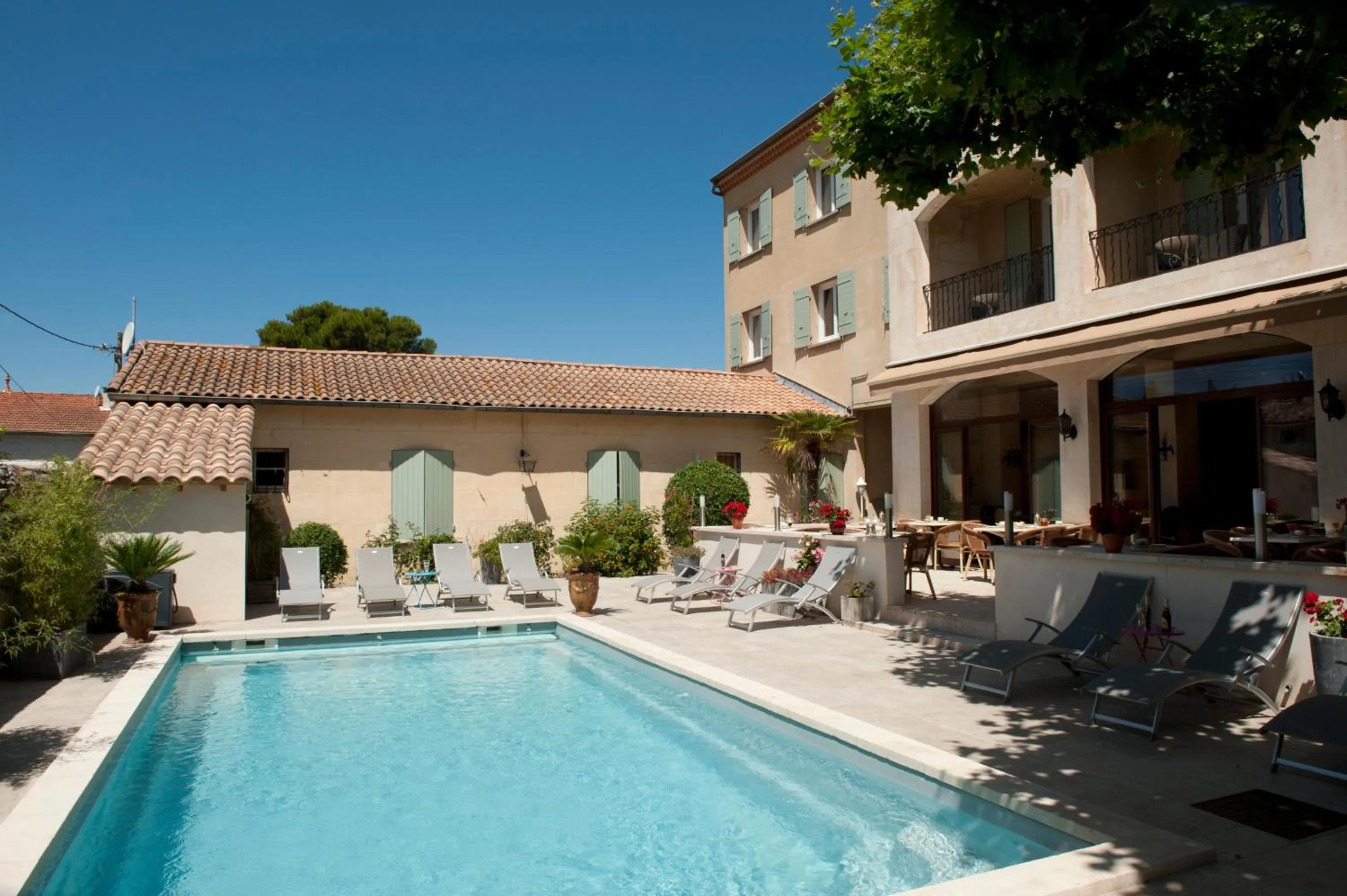 Pool view in Le Castelet des Alpilles