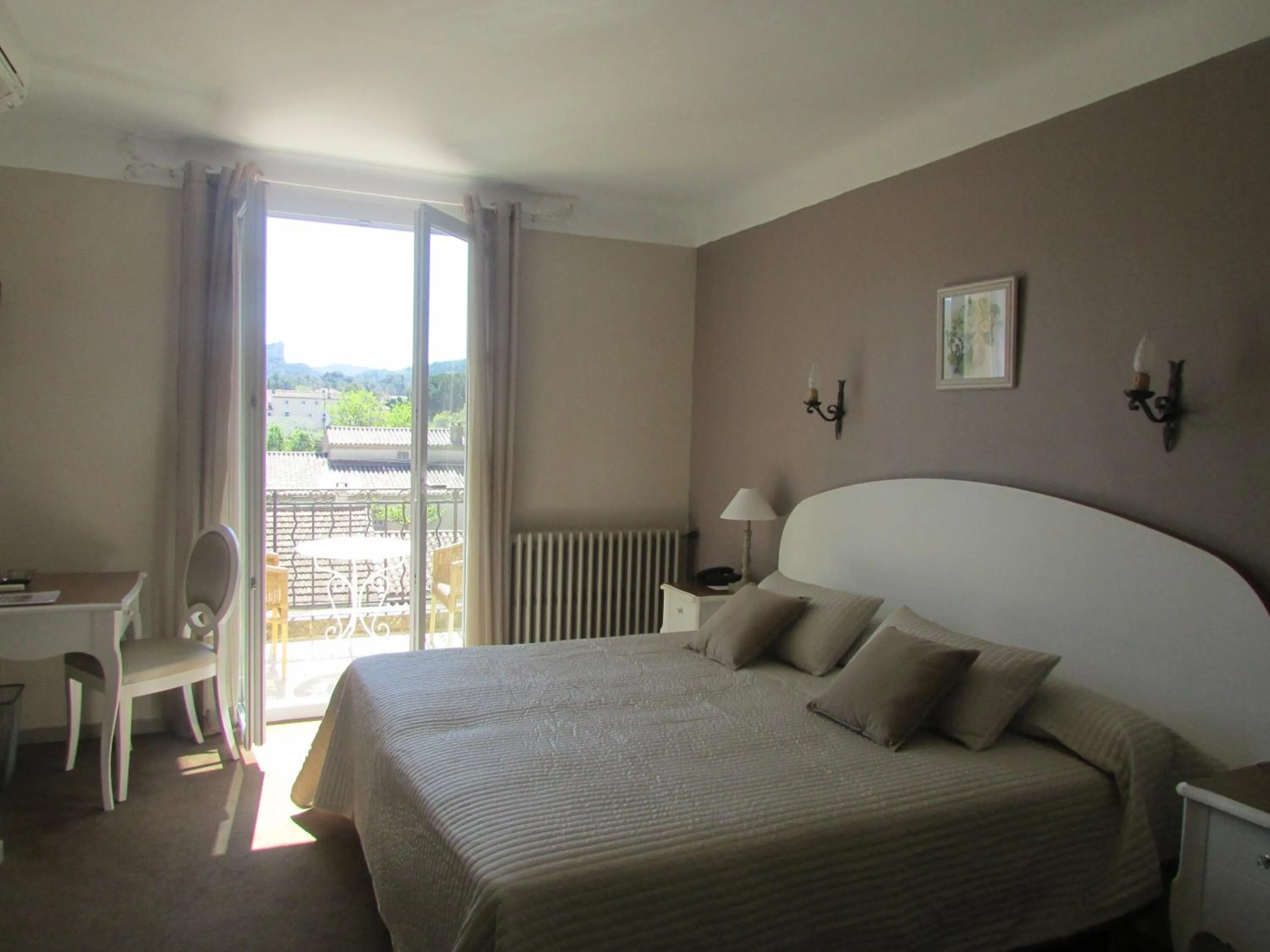 Photo of the whole room, Bed in Le Castelet des Alpilles