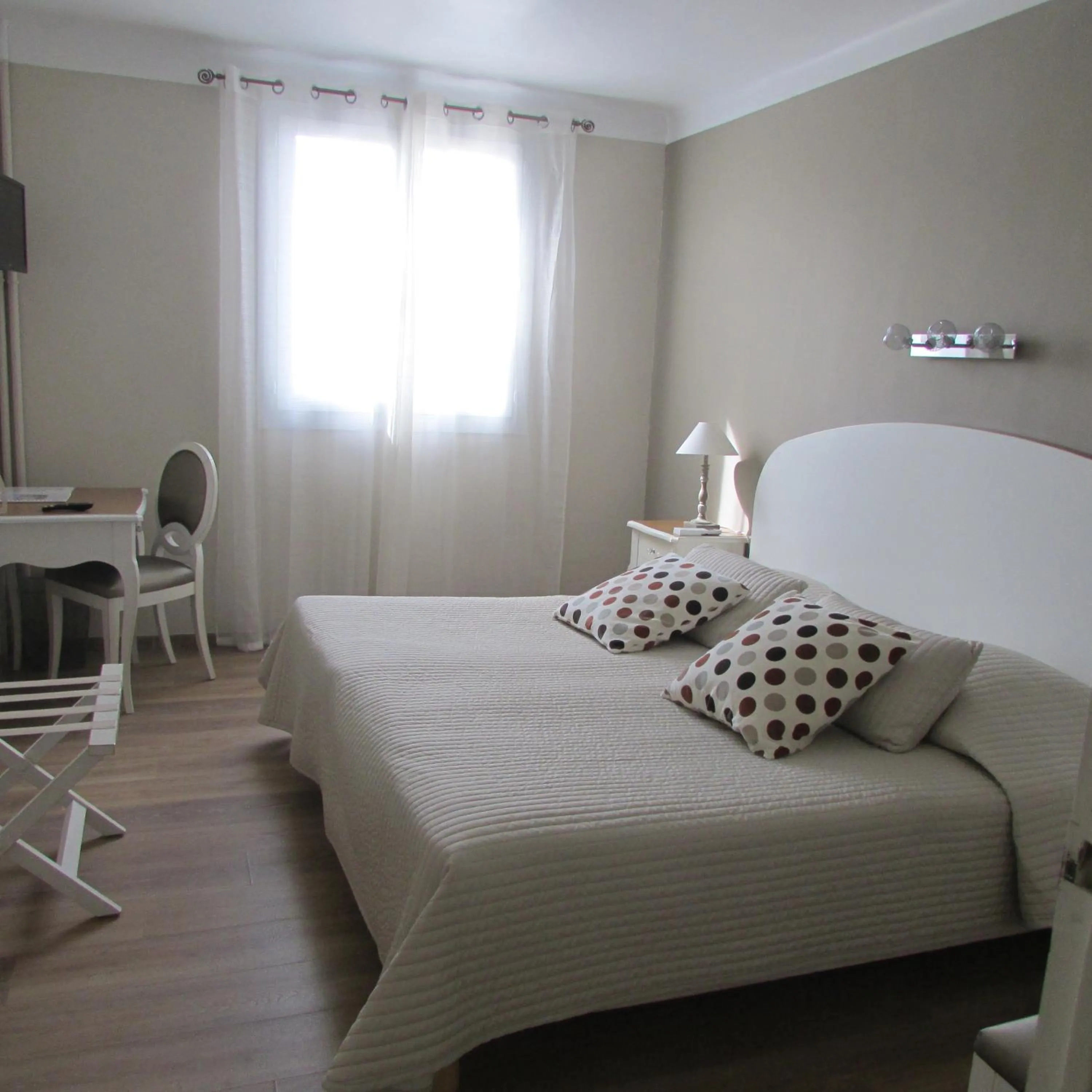 Photo of the whole room, Bed in Le Castelet des Alpilles