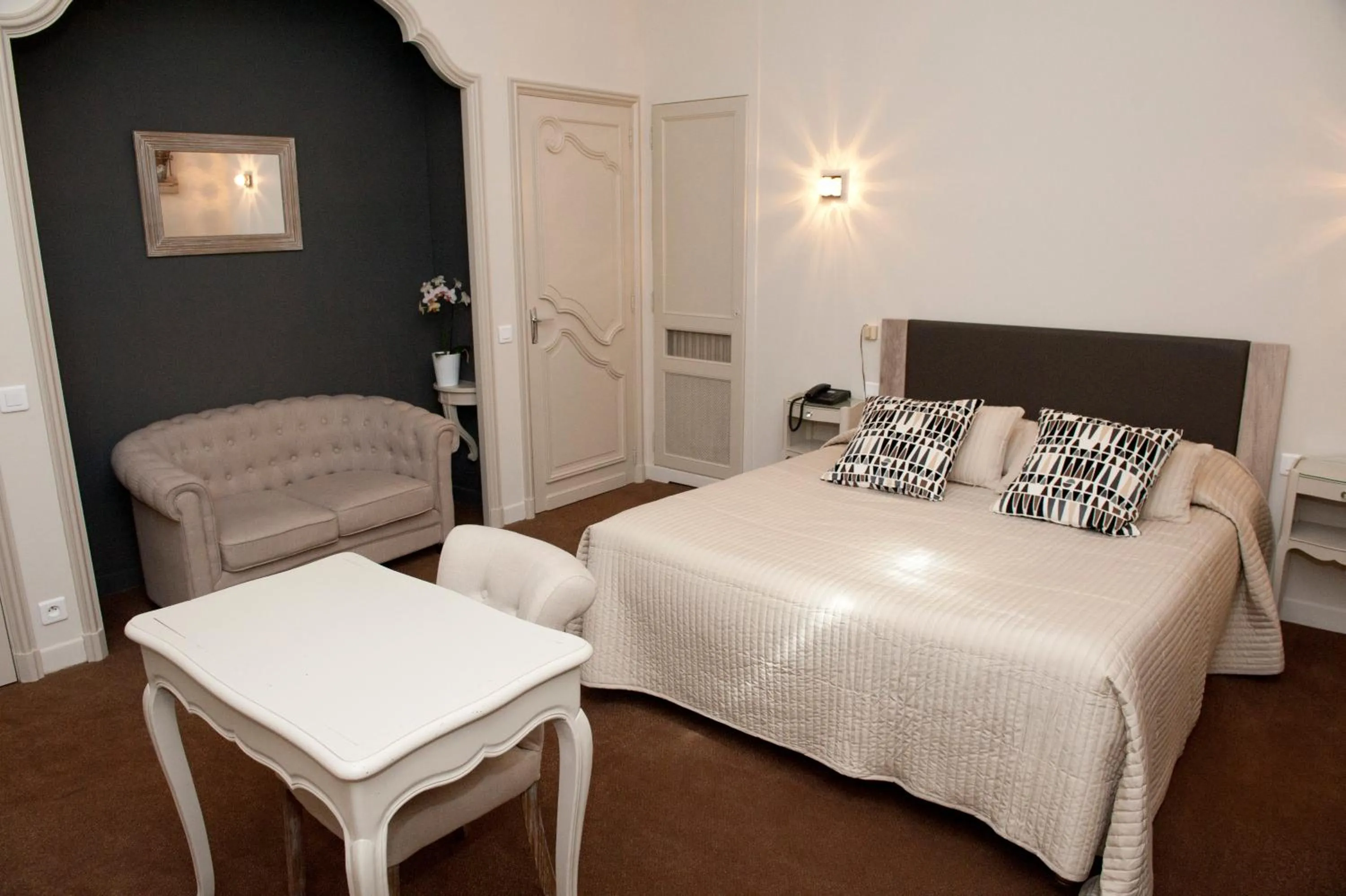 Photo of the whole room, Bed in Le Castelet des Alpilles