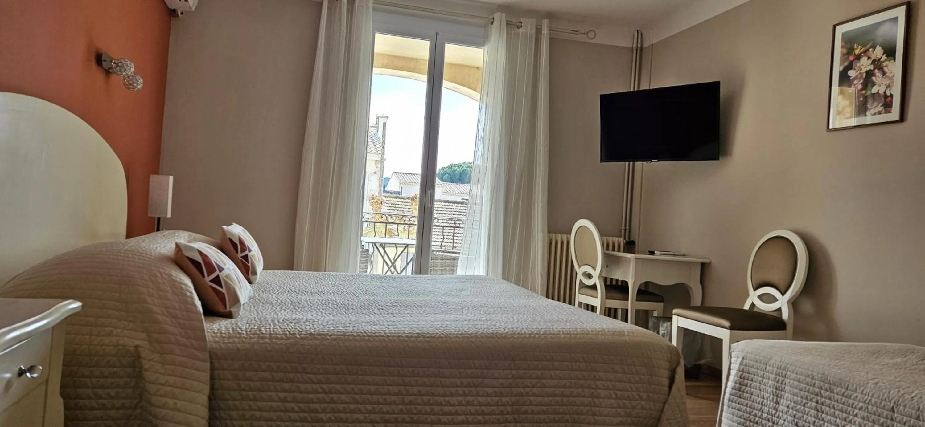 Photo of the whole room, Bed in Le Castelet des Alpilles