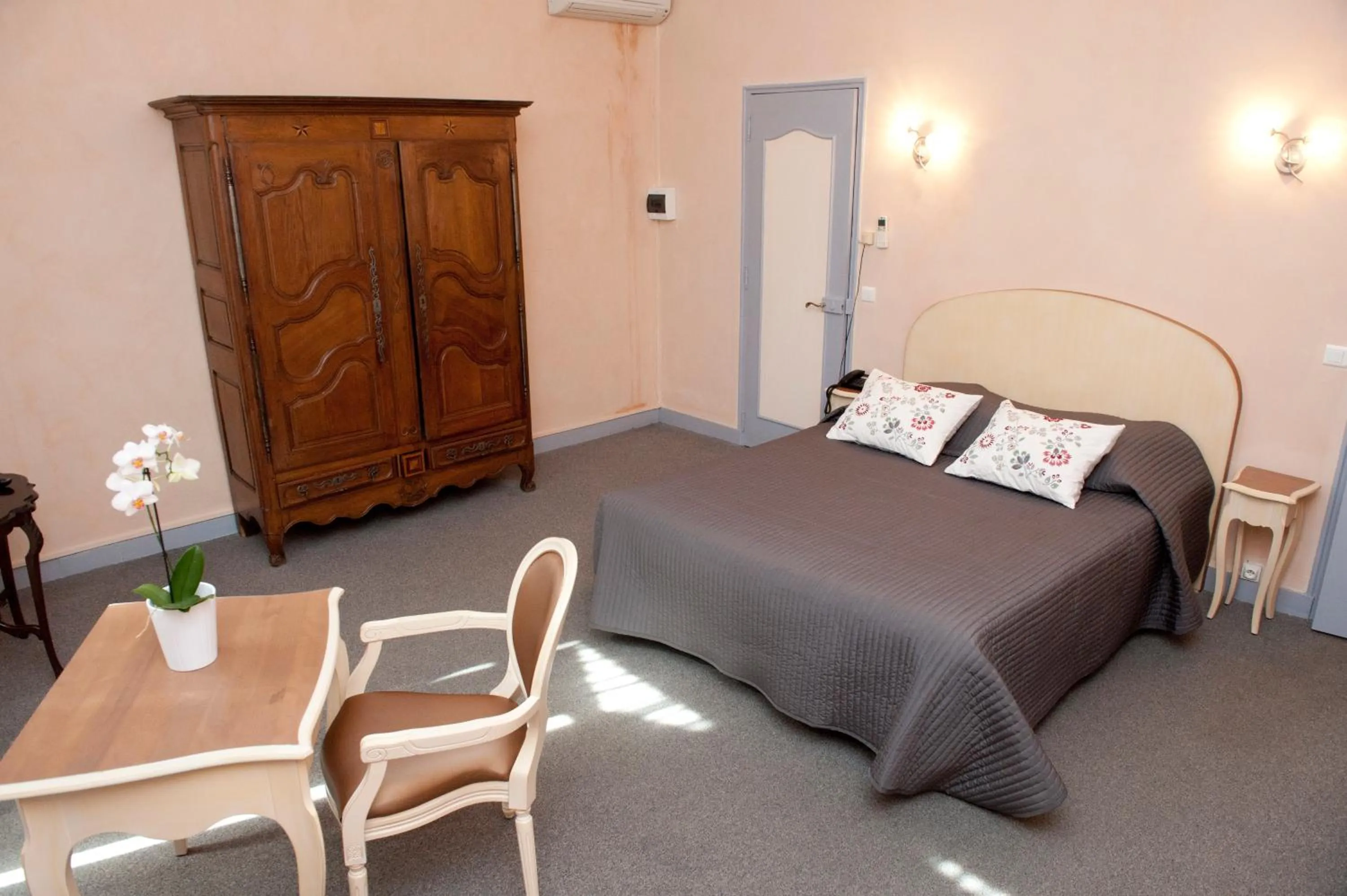 Photo of the whole room, Bed in Le Castelet des Alpilles