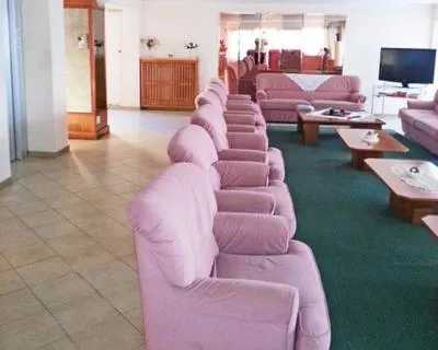 Communal lounge/ TV room in Hotel Glenn