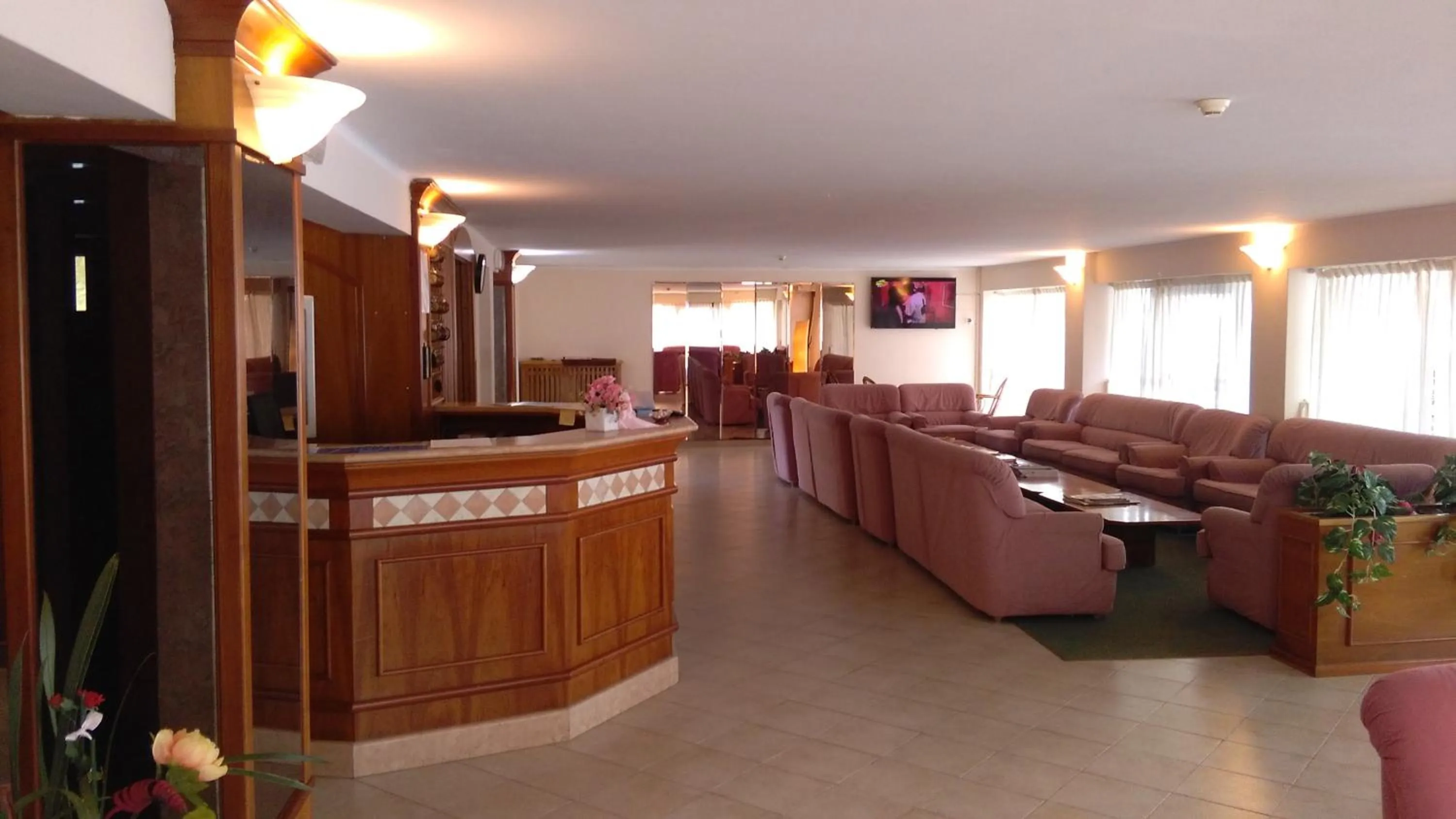 Communal lounge/ TV room in Hotel Glenn