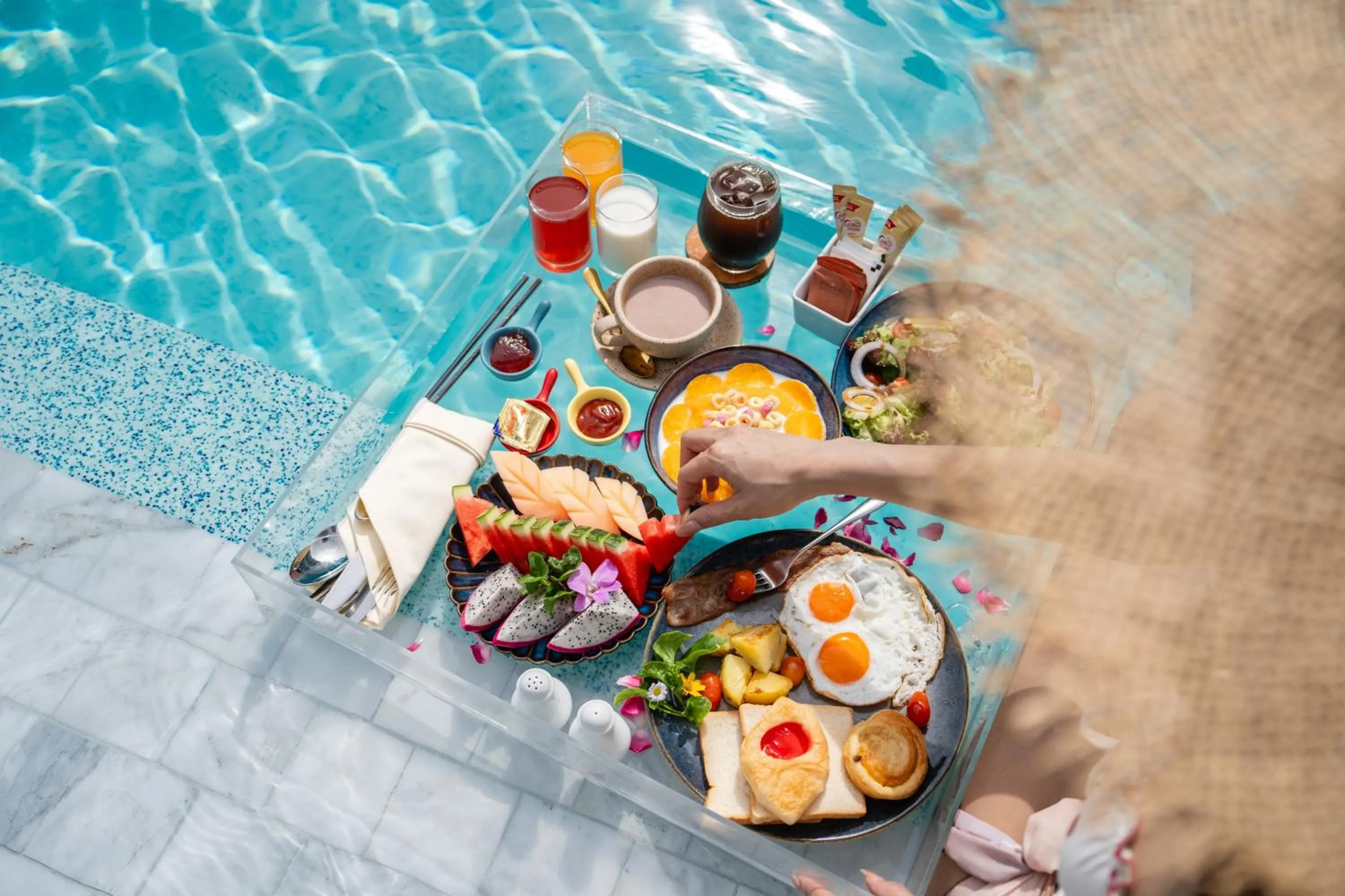 Food and drinks in Seabed Grand Hotel Phuket - SHA Extra Plus