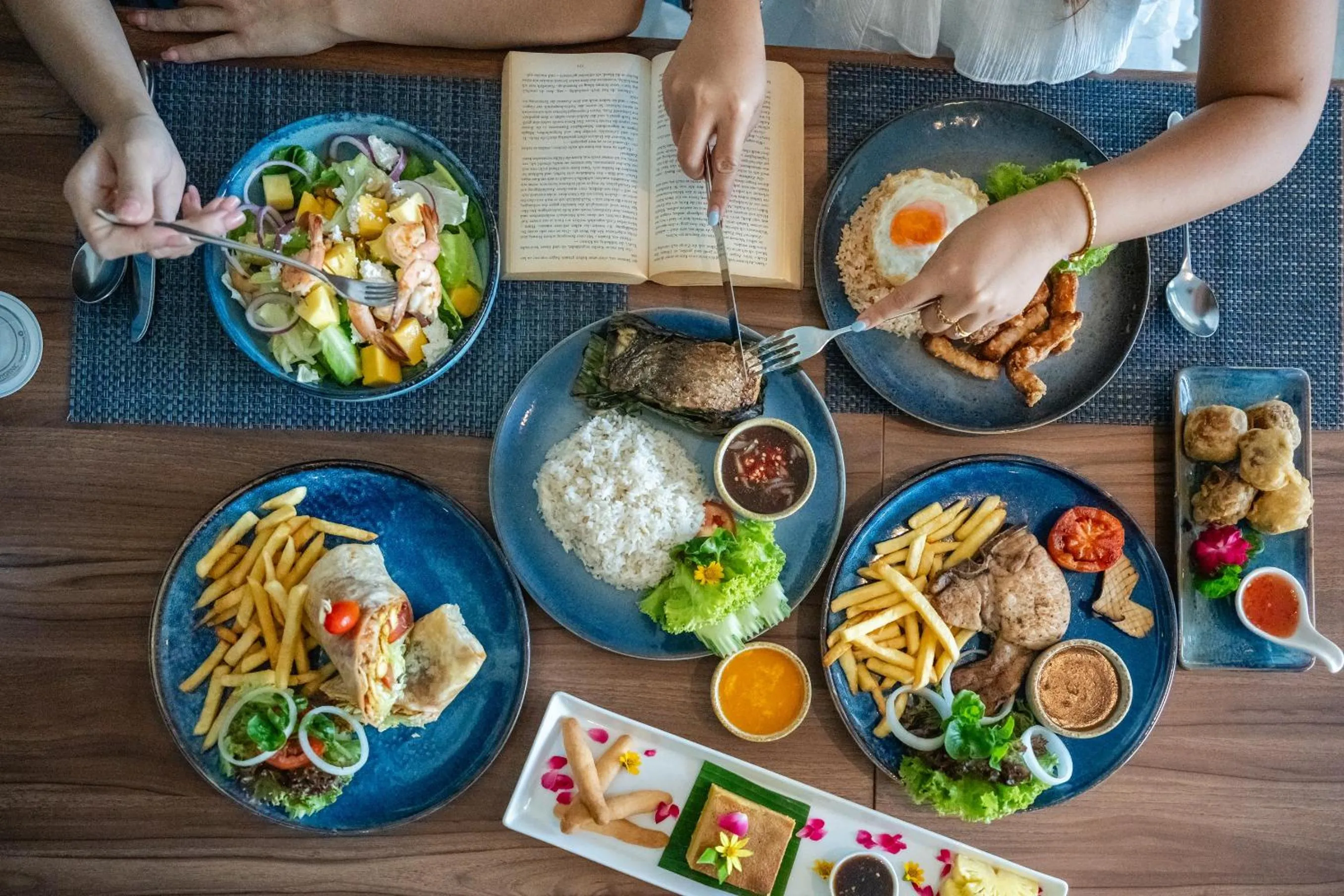 Food and drinks in Seabed Grand Hotel Phuket - SHA Extra Plus