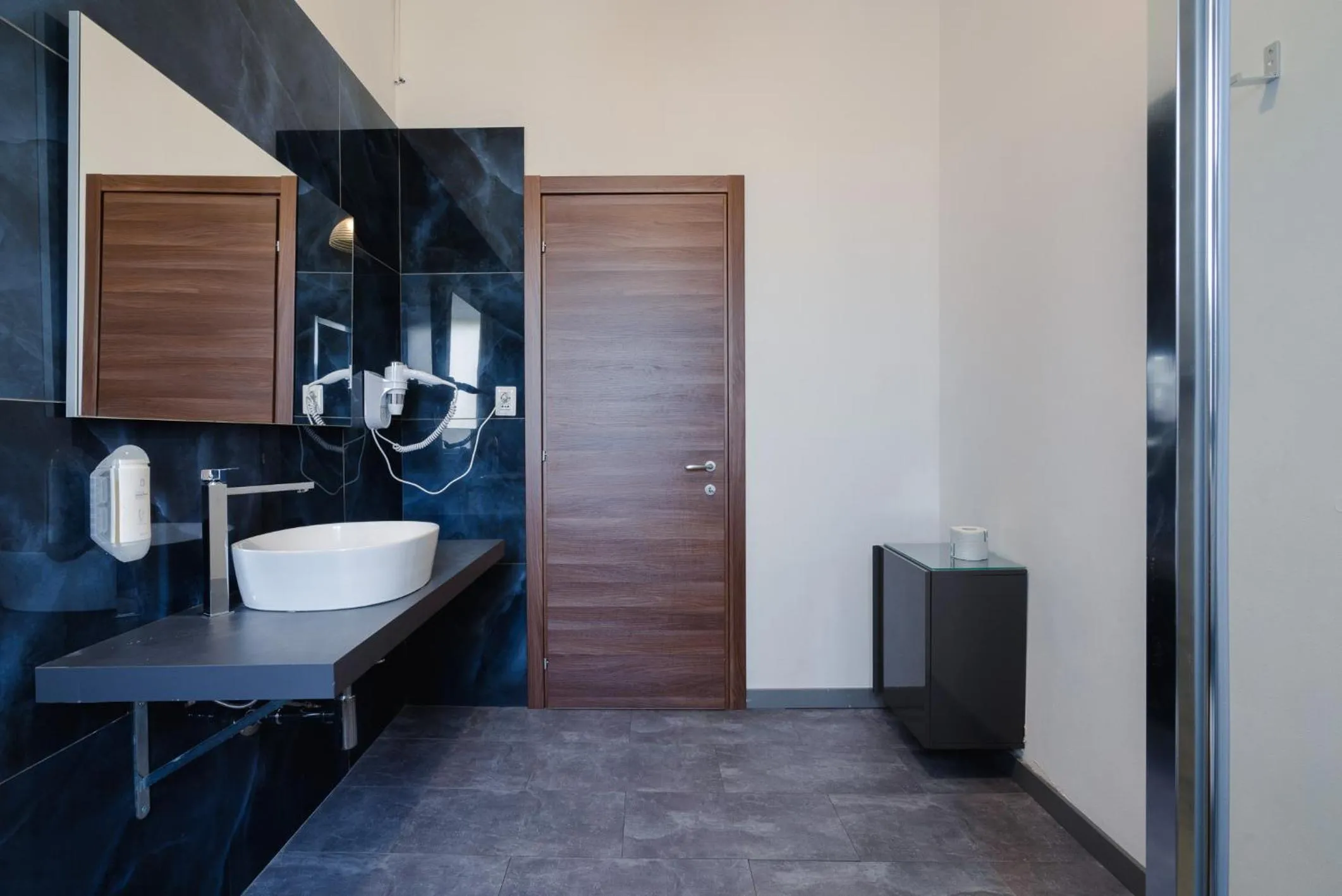 Shower in Galleria Del Reno