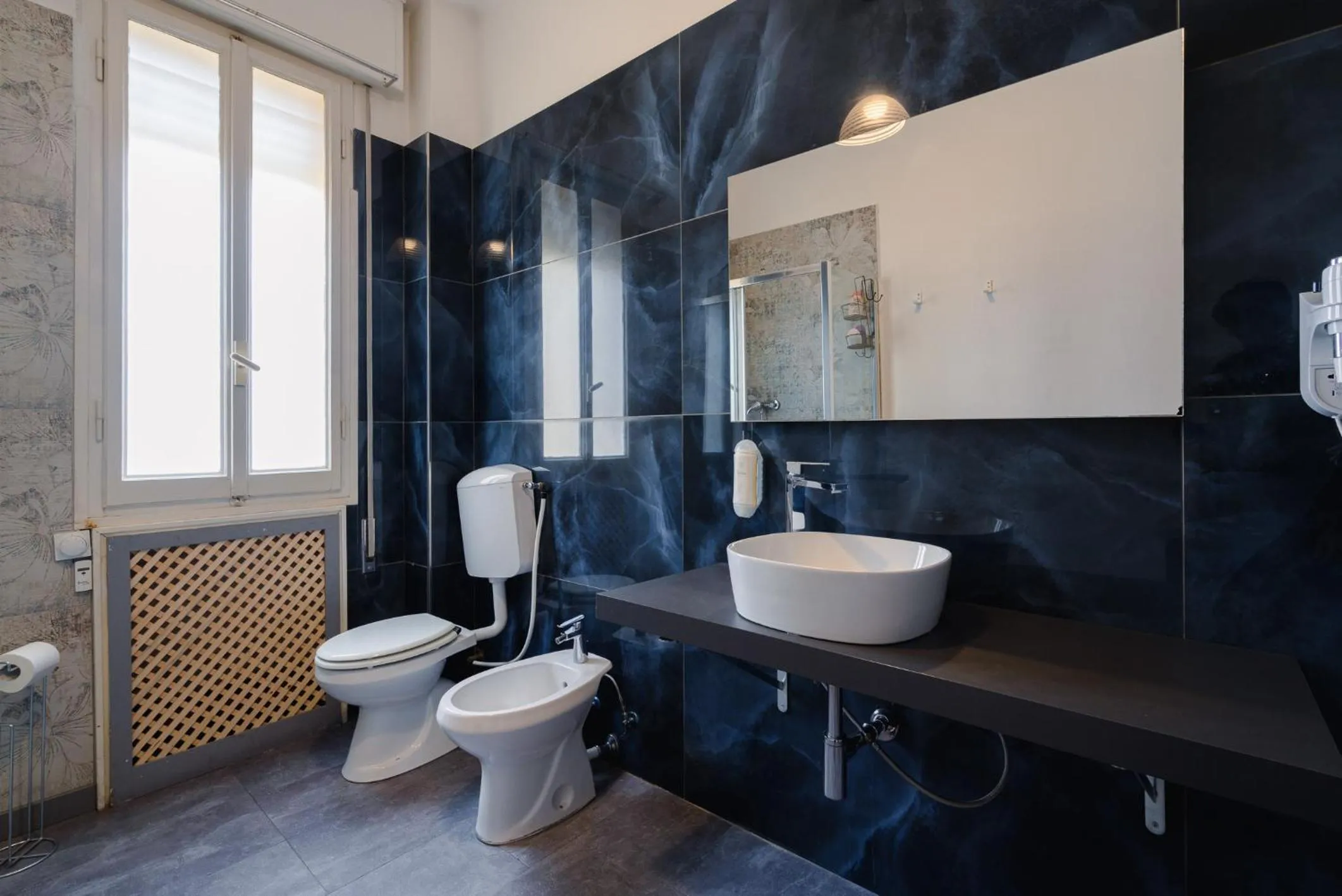 Shower in Galleria Del Reno