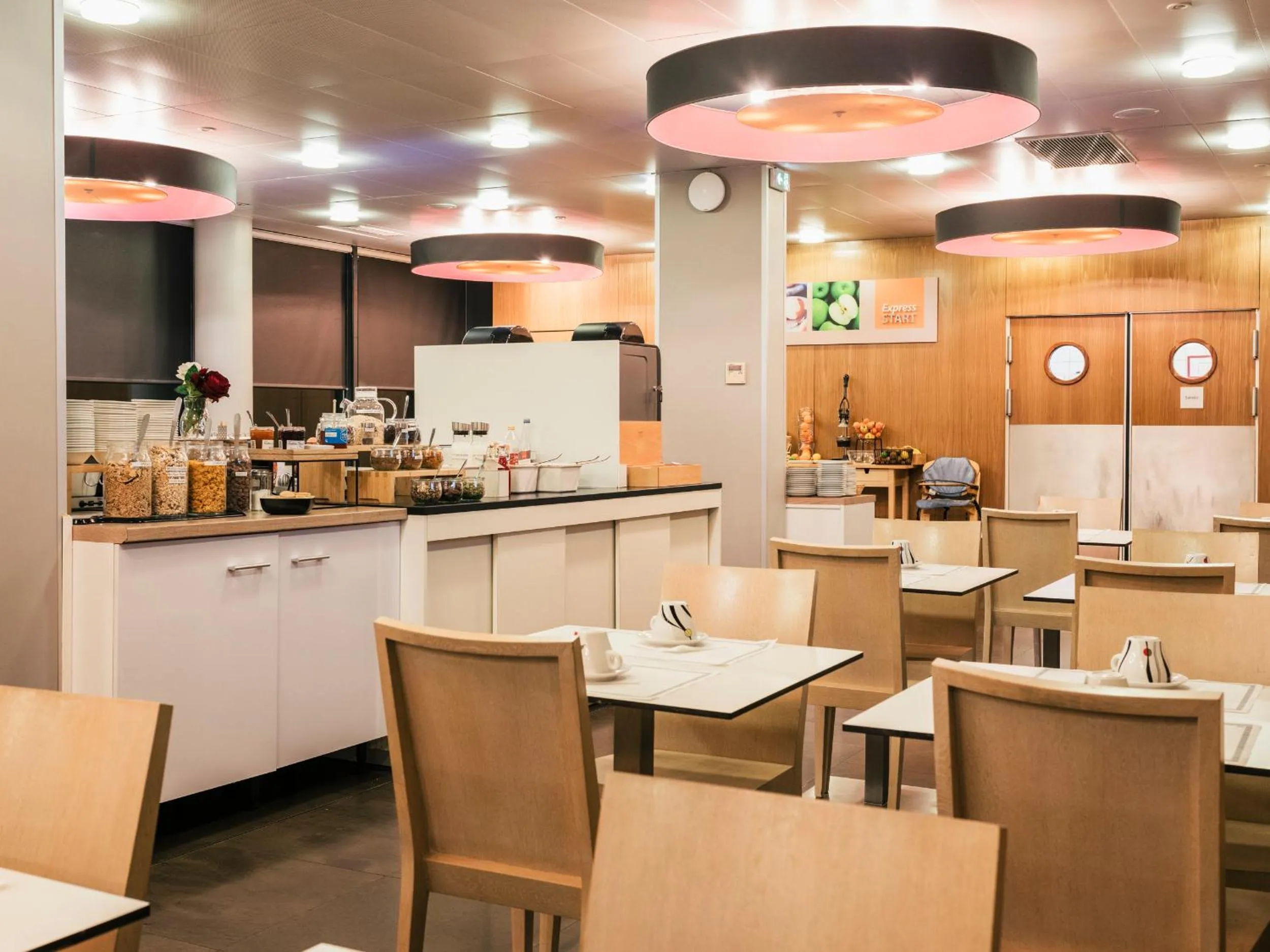 Breakfast in Holiday Inn Express Saint-Nazaire by IHG