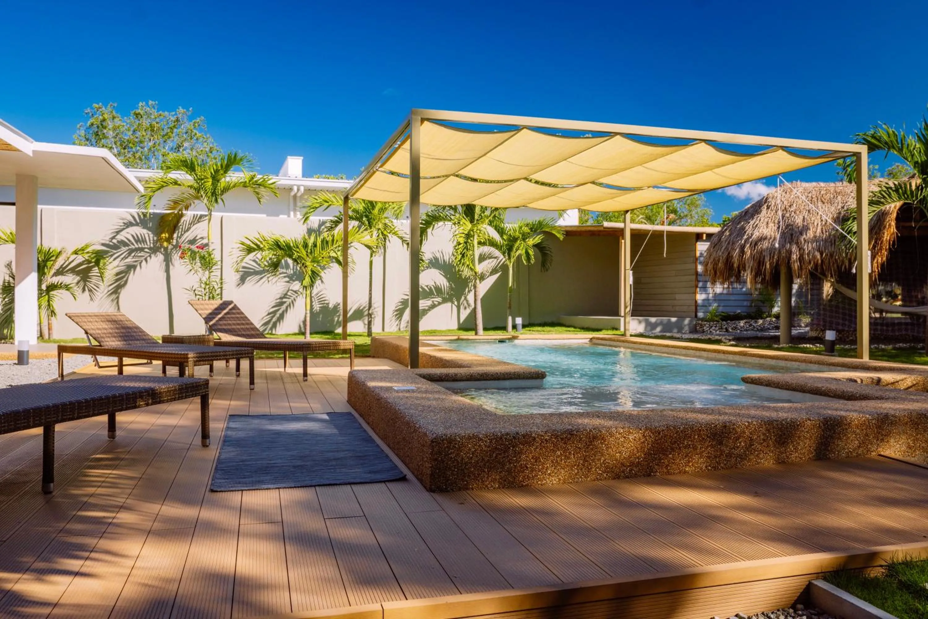 Swimming pool in Halamanan Residences