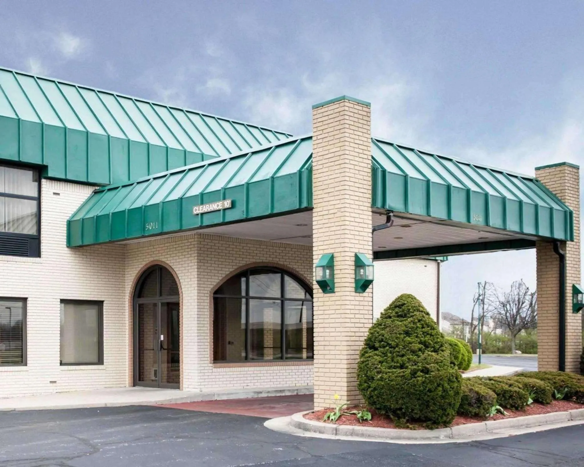 Property building in Quality Inn & Suites Indianapolis Northwest