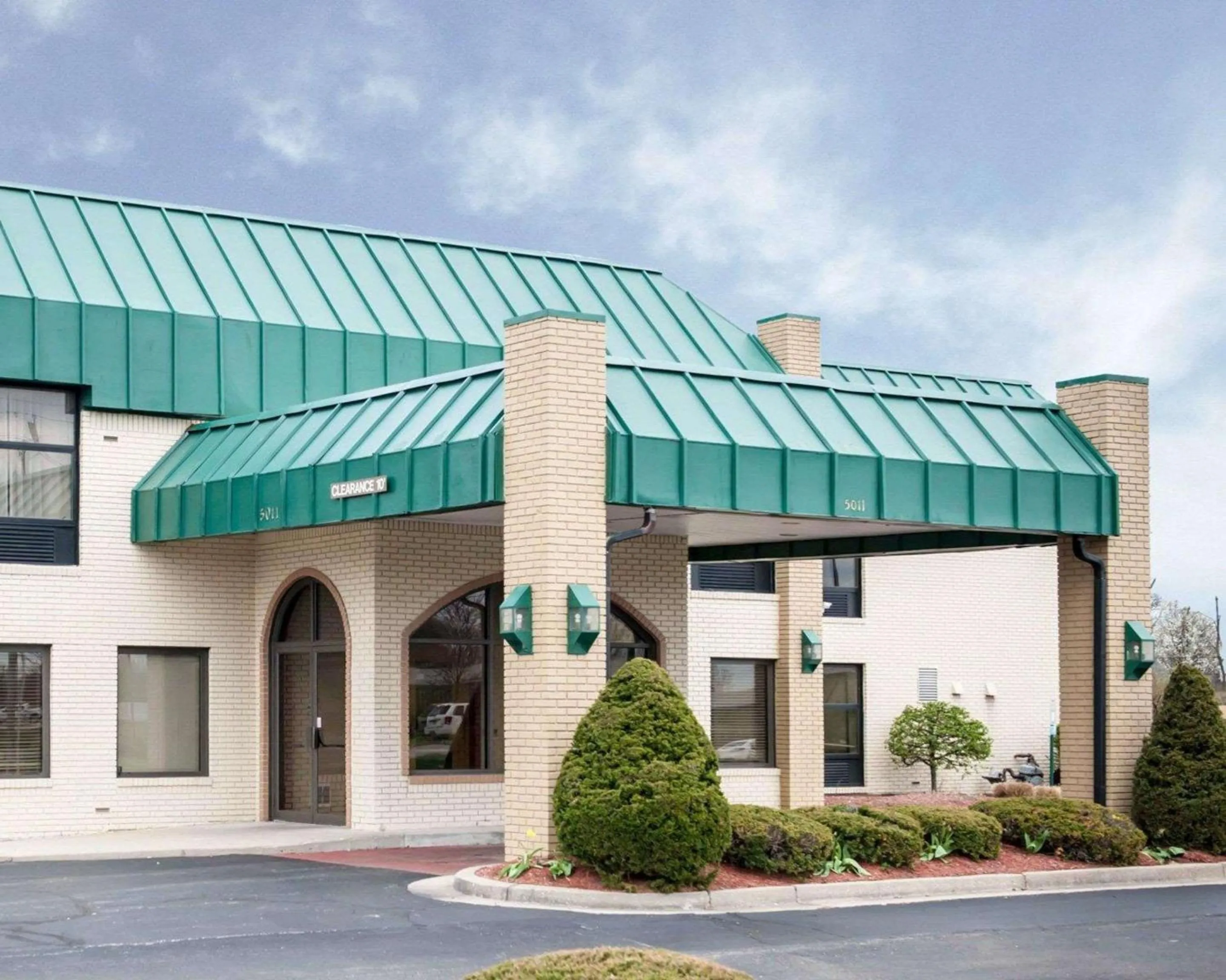 Property building in Quality Inn & Suites Indianapolis Northwest