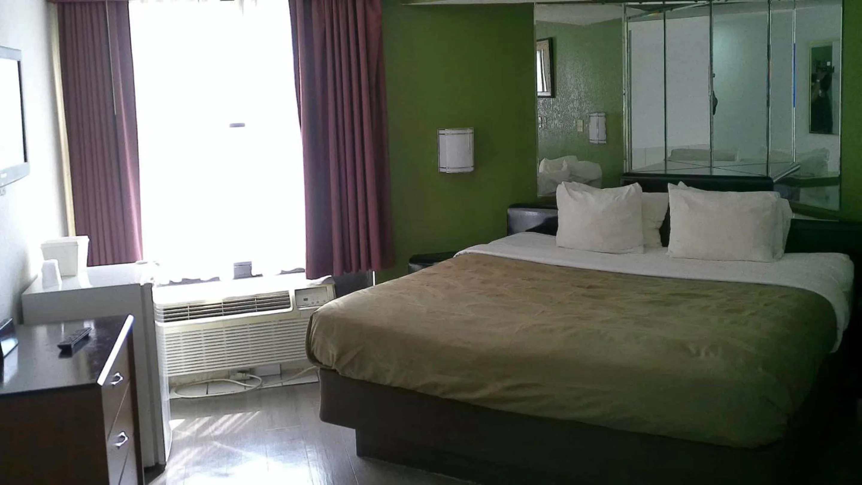 Bedroom in Quality Inn & Suites Indianapolis Northwest