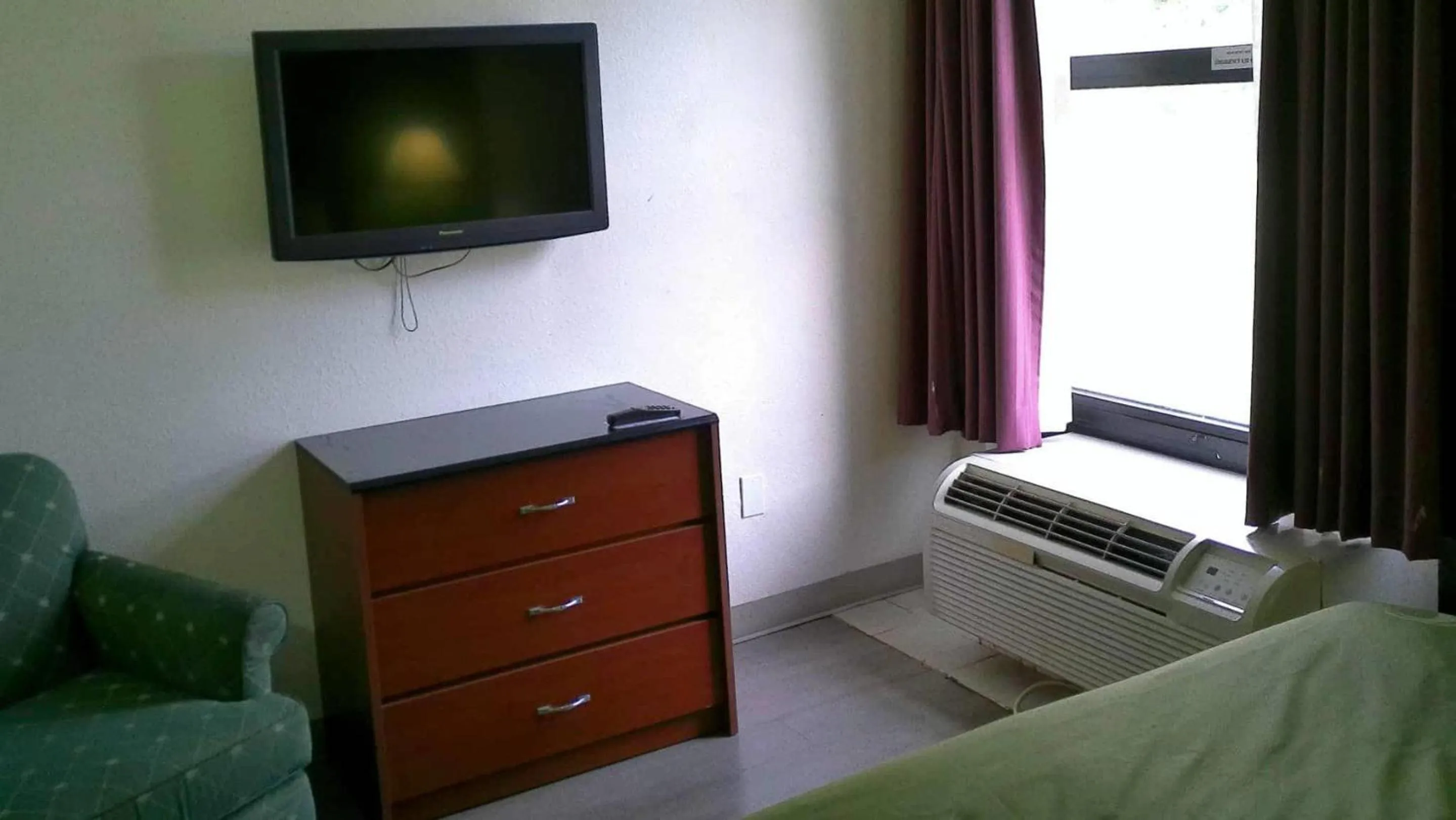 Bedroom in Quality Inn & Suites Indianapolis Northwest