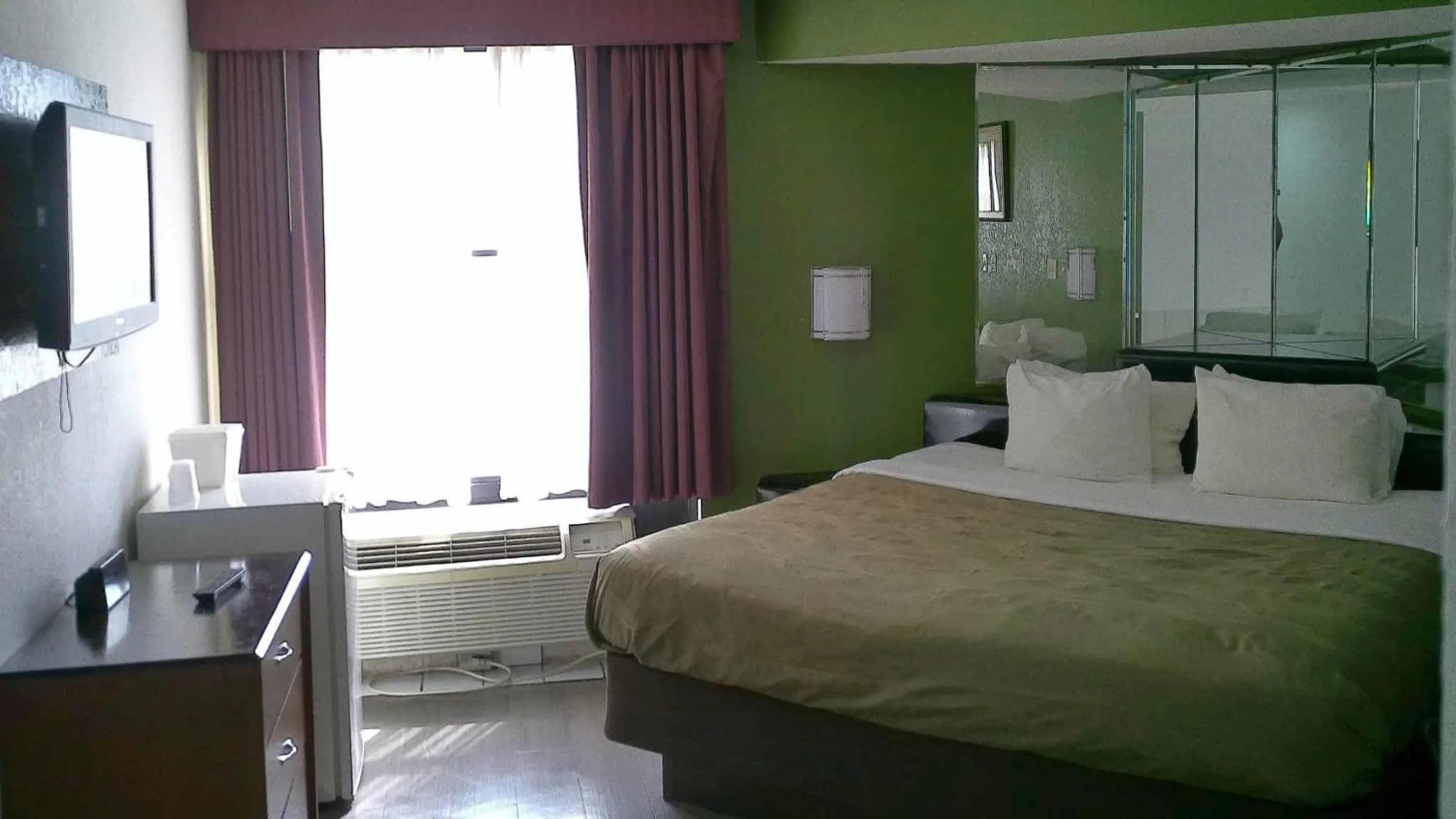 Bedroom in Quality Inn & Suites Indianapolis Northwest