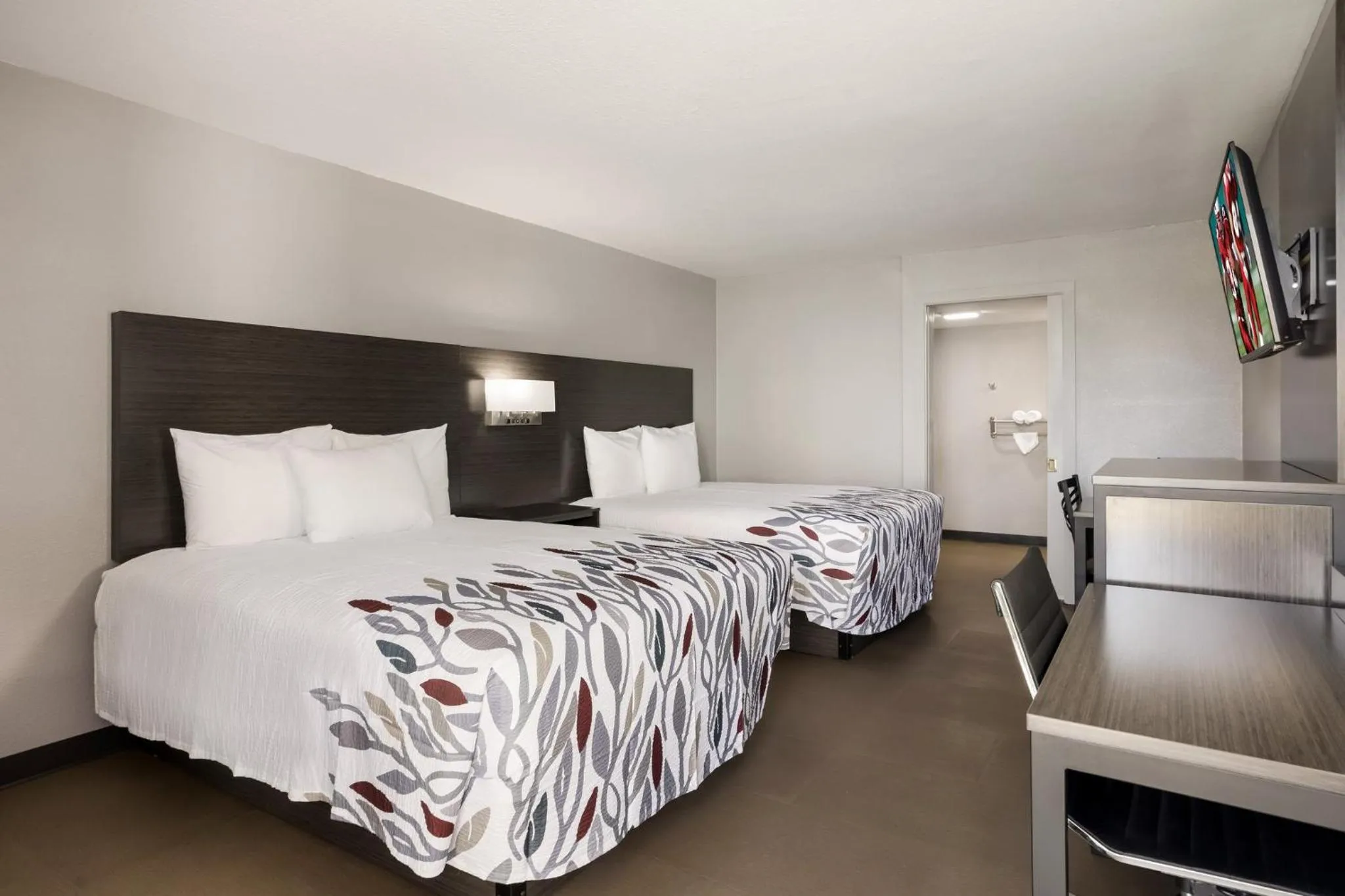 Photo of the whole room, Bed in Red Roof Inn Alexandria, LA