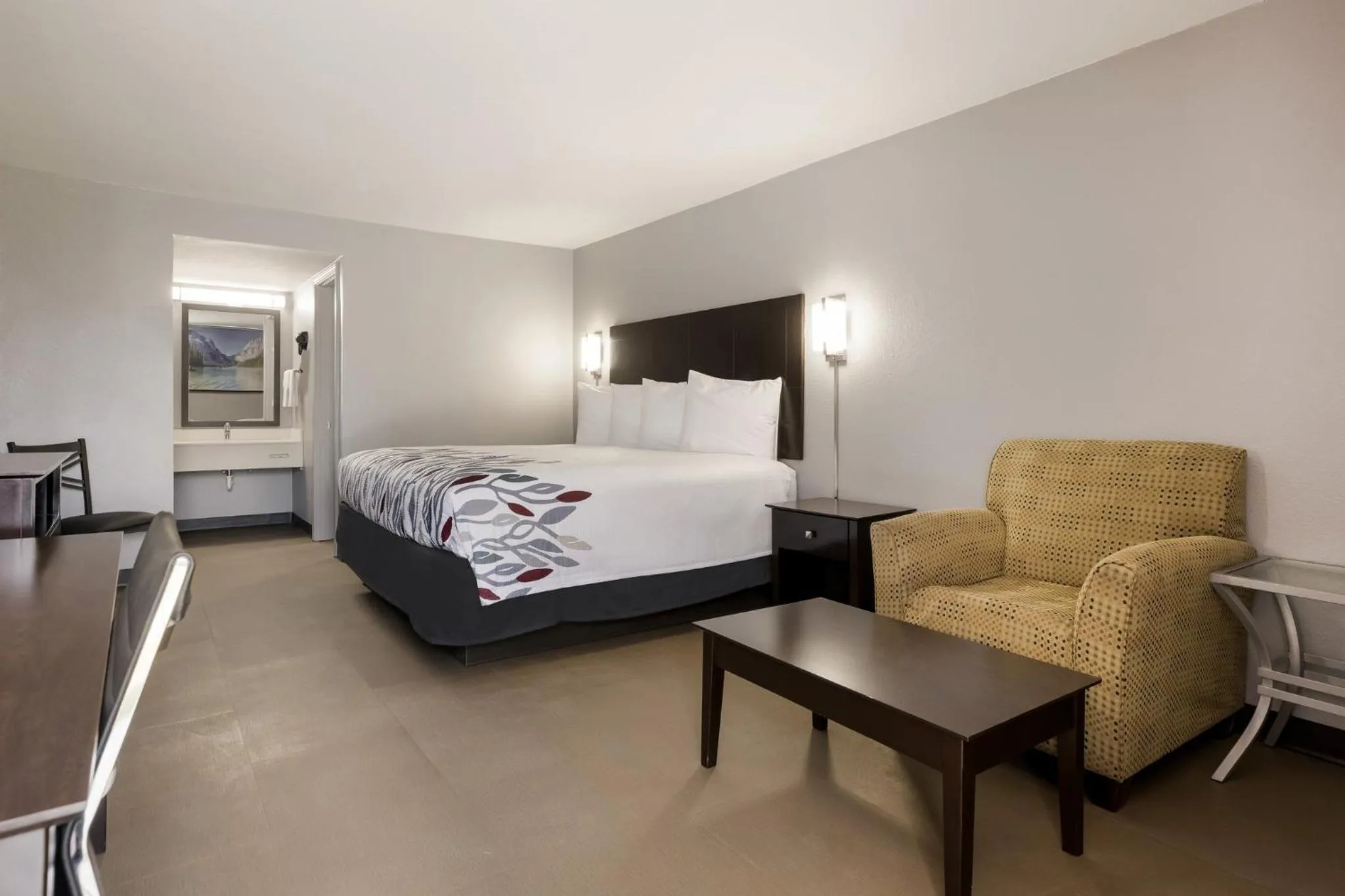 Photo of the whole room, Bed in Red Roof Inn Alexandria, LA