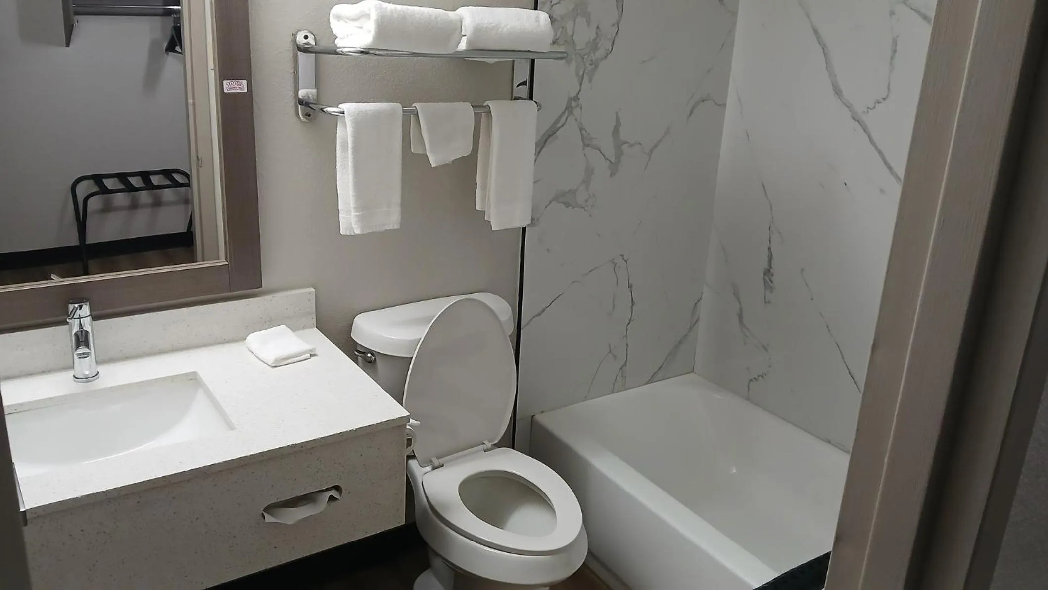 Bathroom in Red Roof Inn Alexandria, LA