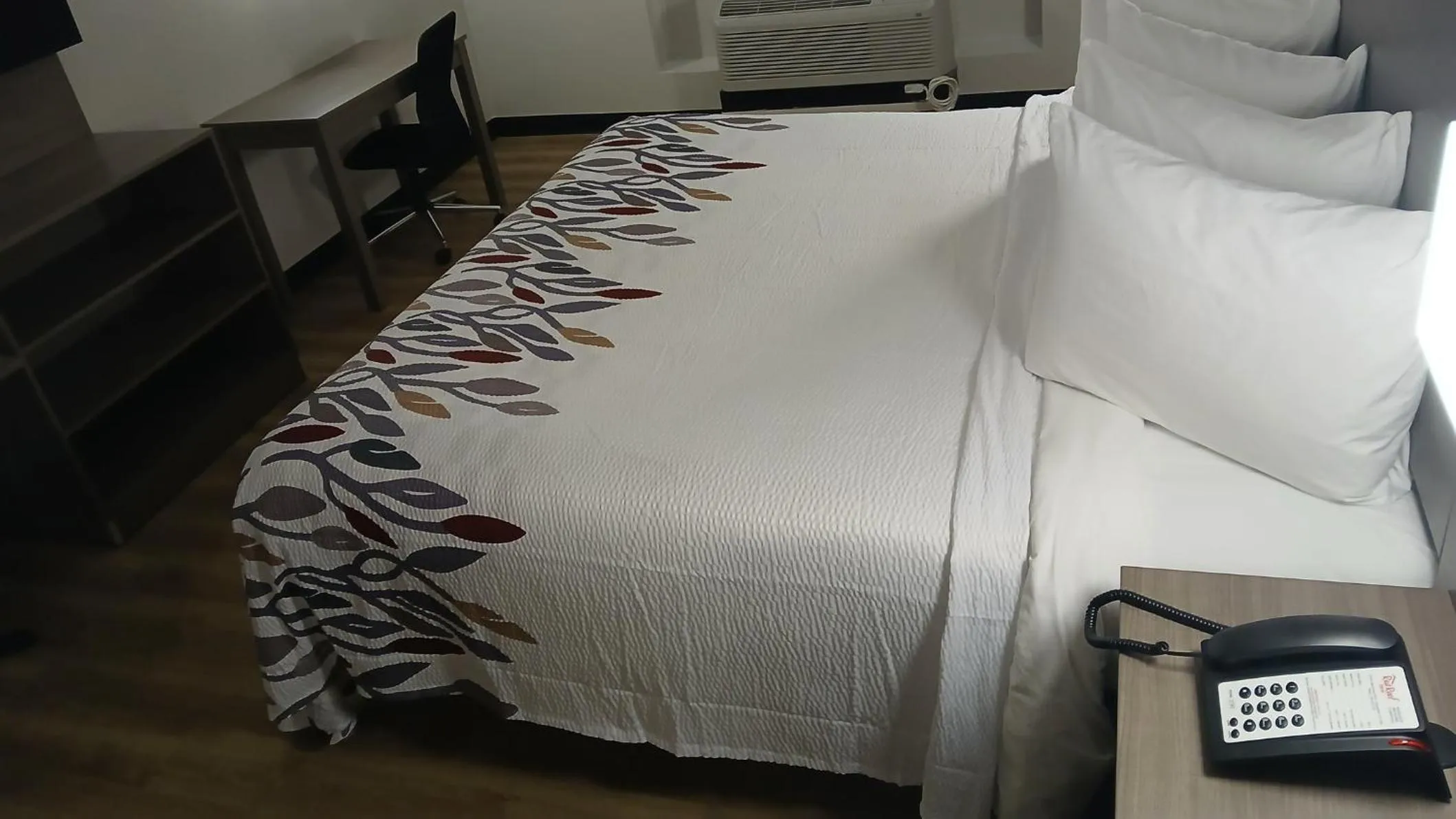 Photo of the whole room, Bed in Red Roof Inn Alexandria, LA