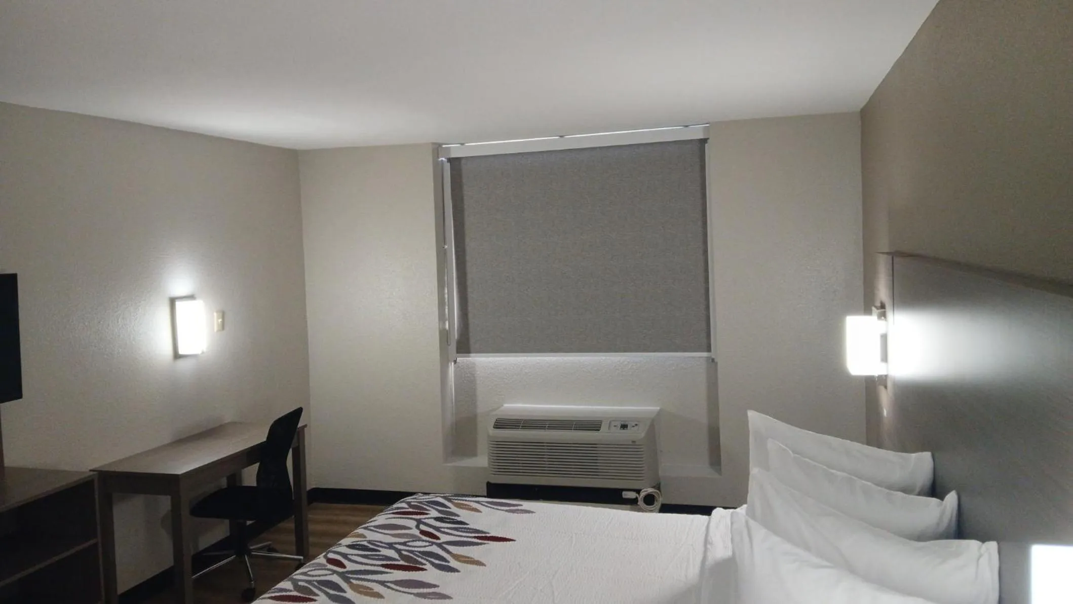 Photo of the whole room, Bed in Red Roof Inn Alexandria, LA