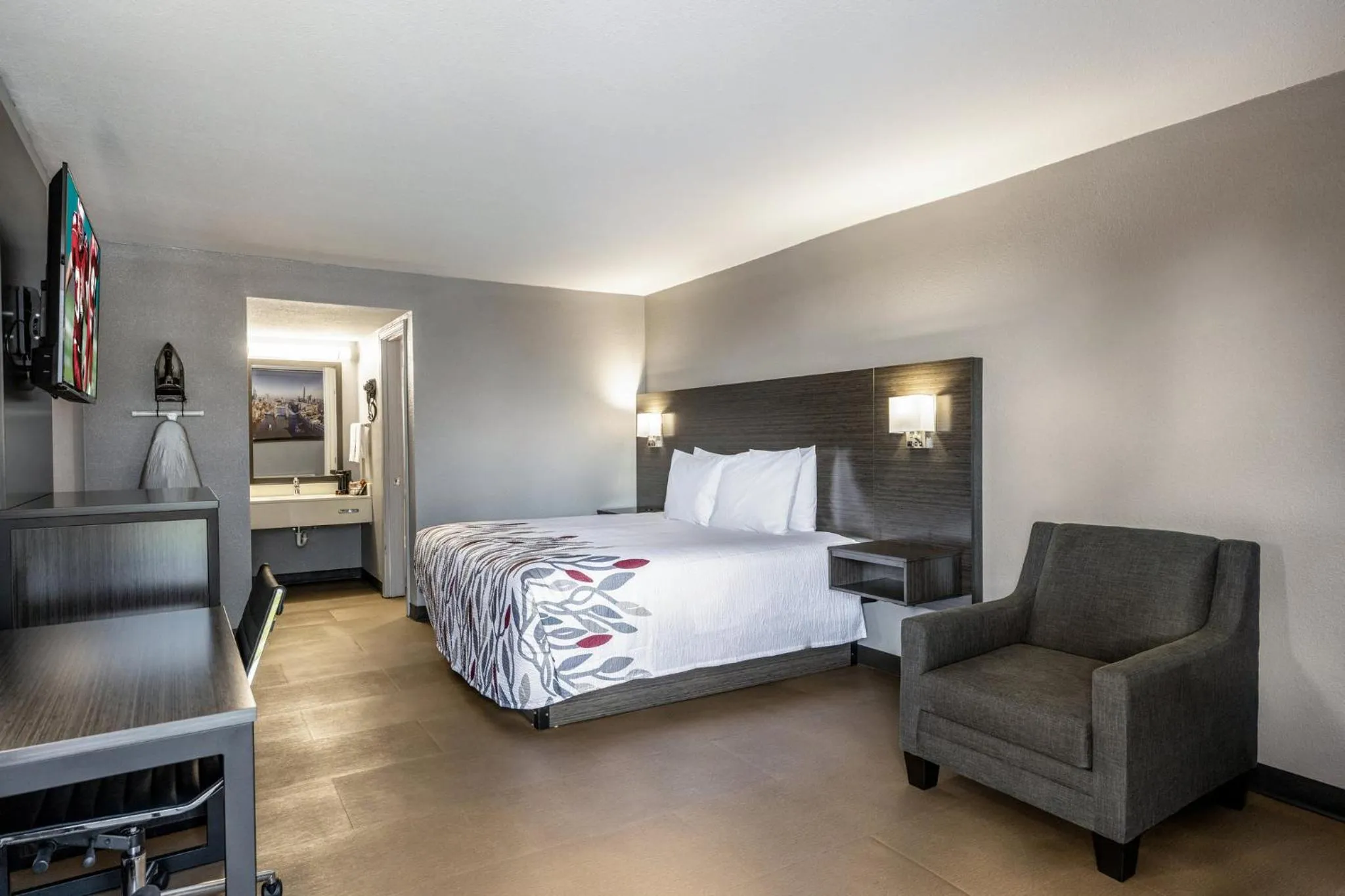 Photo of the whole room, Bed in Red Roof Inn Alexandria, LA