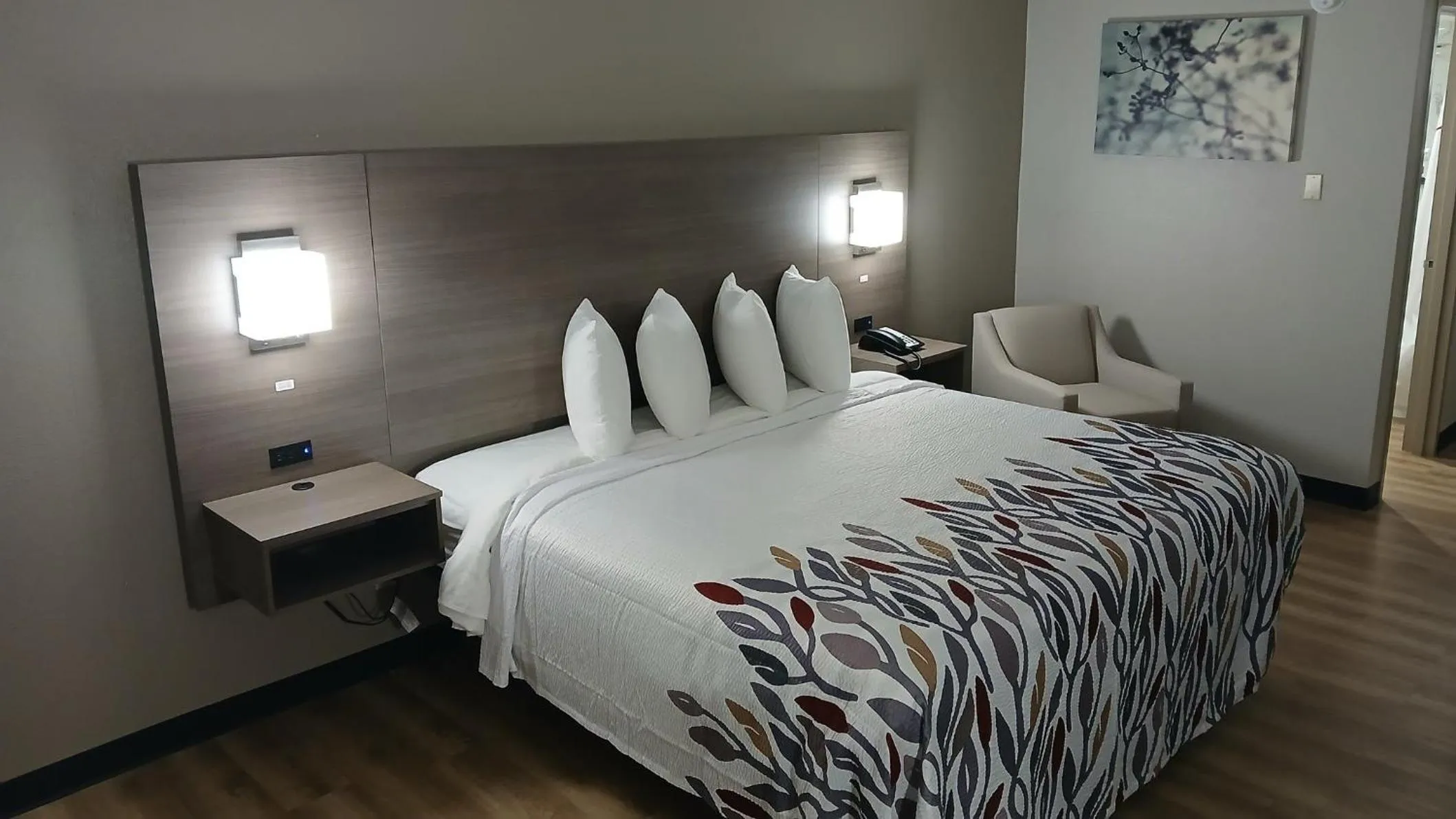 Photo of the whole room, Bed in Red Roof Inn Alexandria, LA