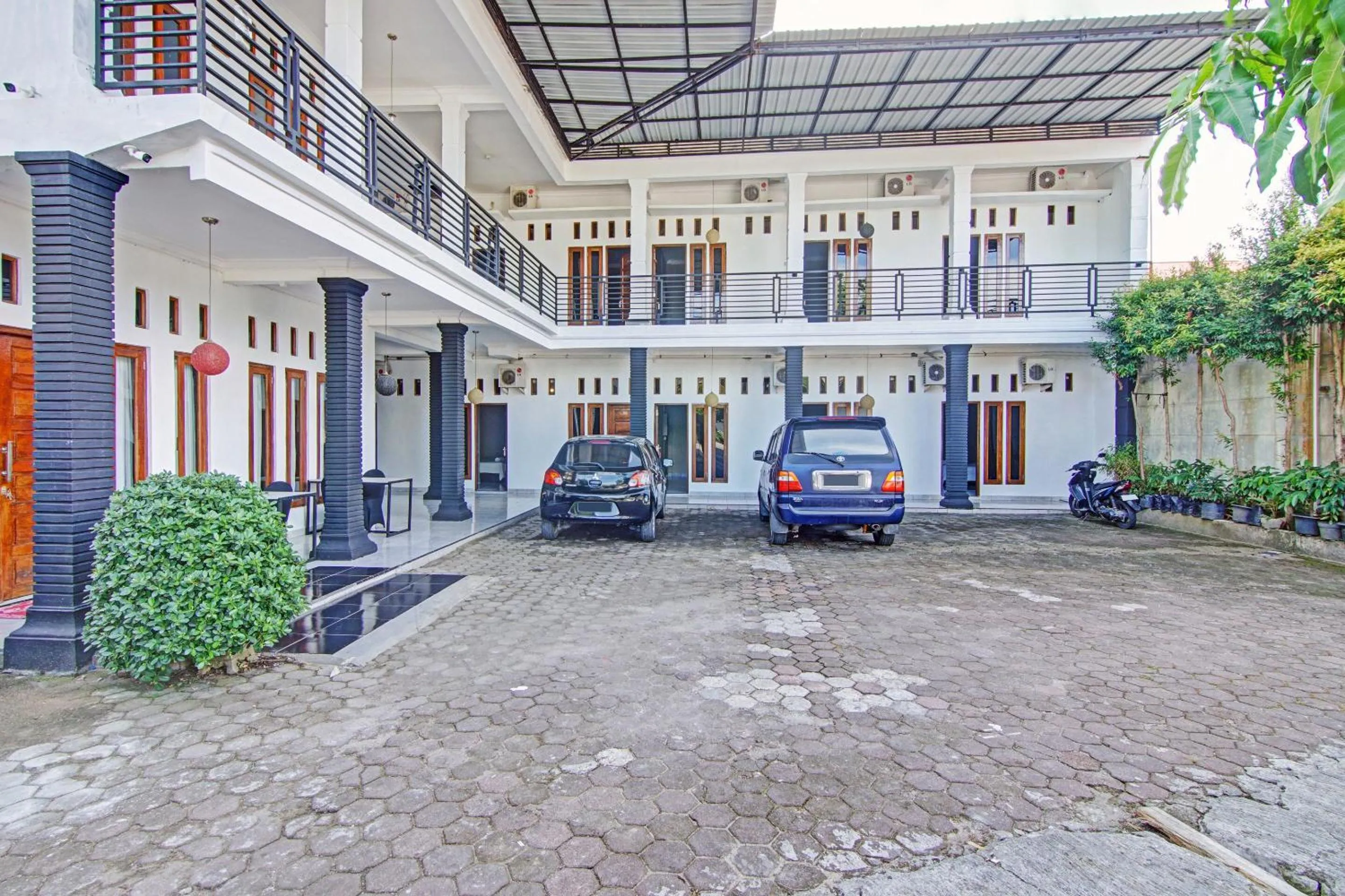 Facade/entrance in Hotel Shafira Pariaman Syariah Mitra RedDoorz