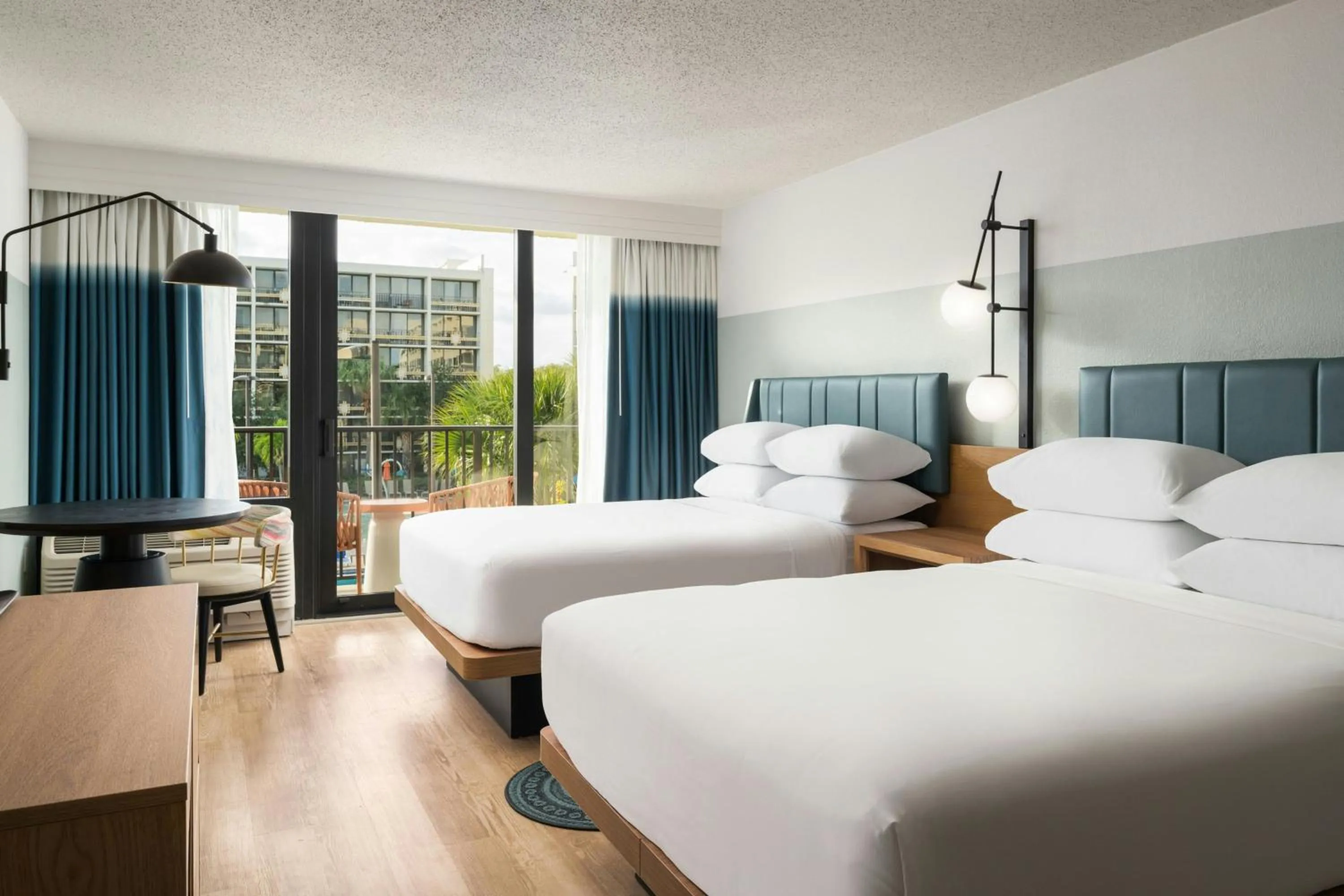 Swimming pool, Bed in Sheraton Orlando Lake Buena Vista Resort