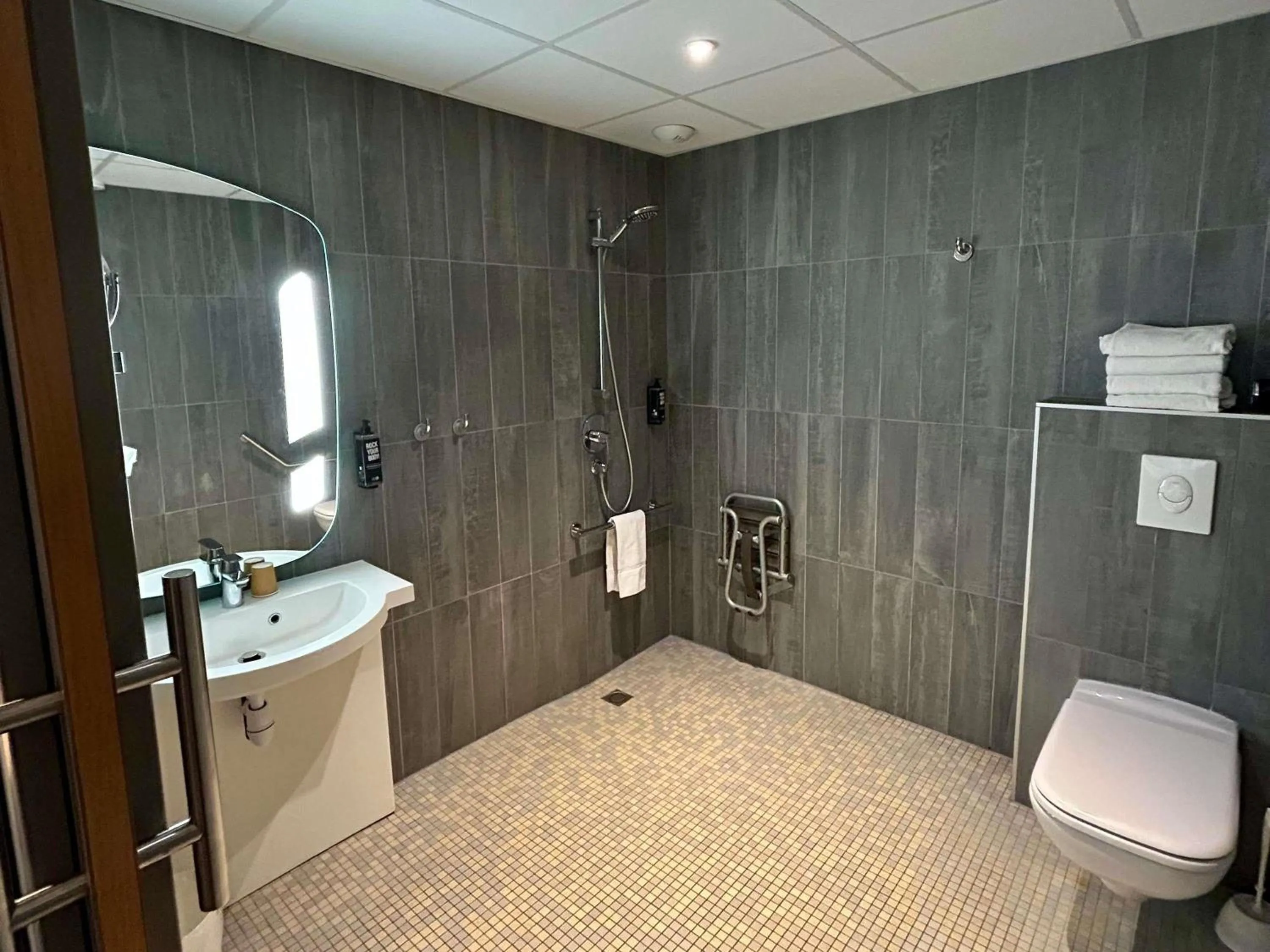 Bedroom in ibis Saint-Malo Madeleine