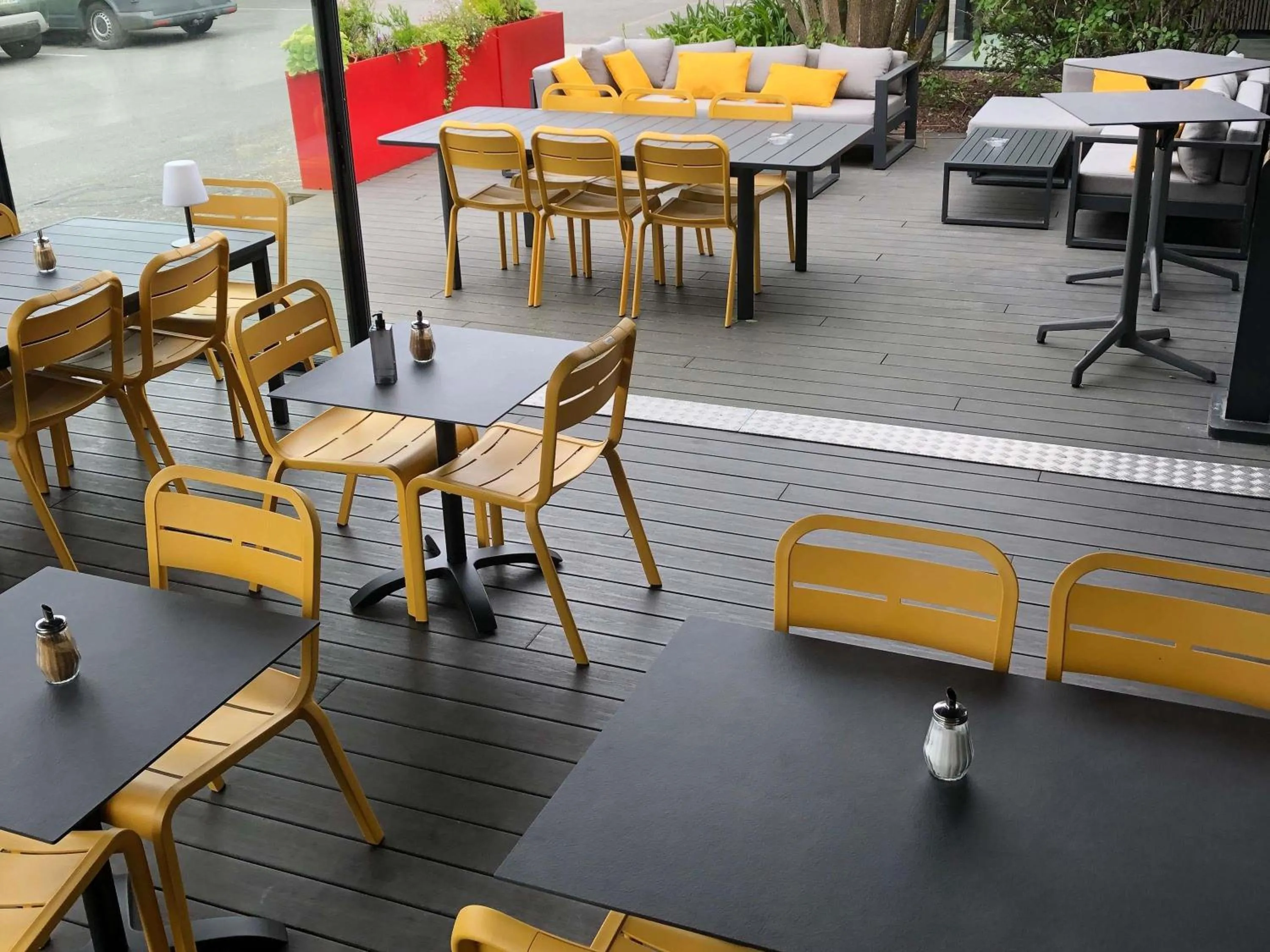 Lounge or bar in ibis Saint-Malo Madeleine