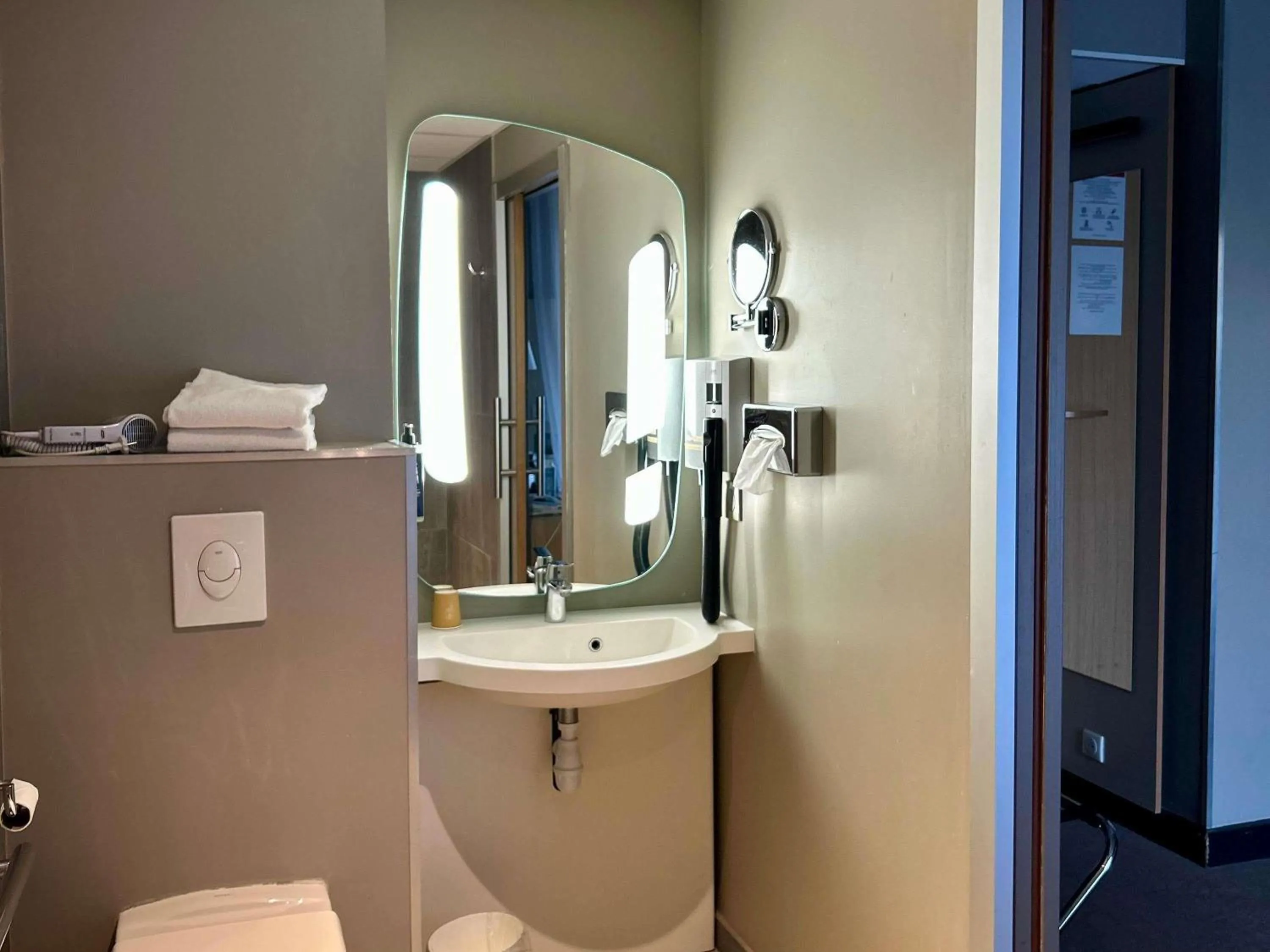 Bedroom in ibis Saint-Malo Madeleine