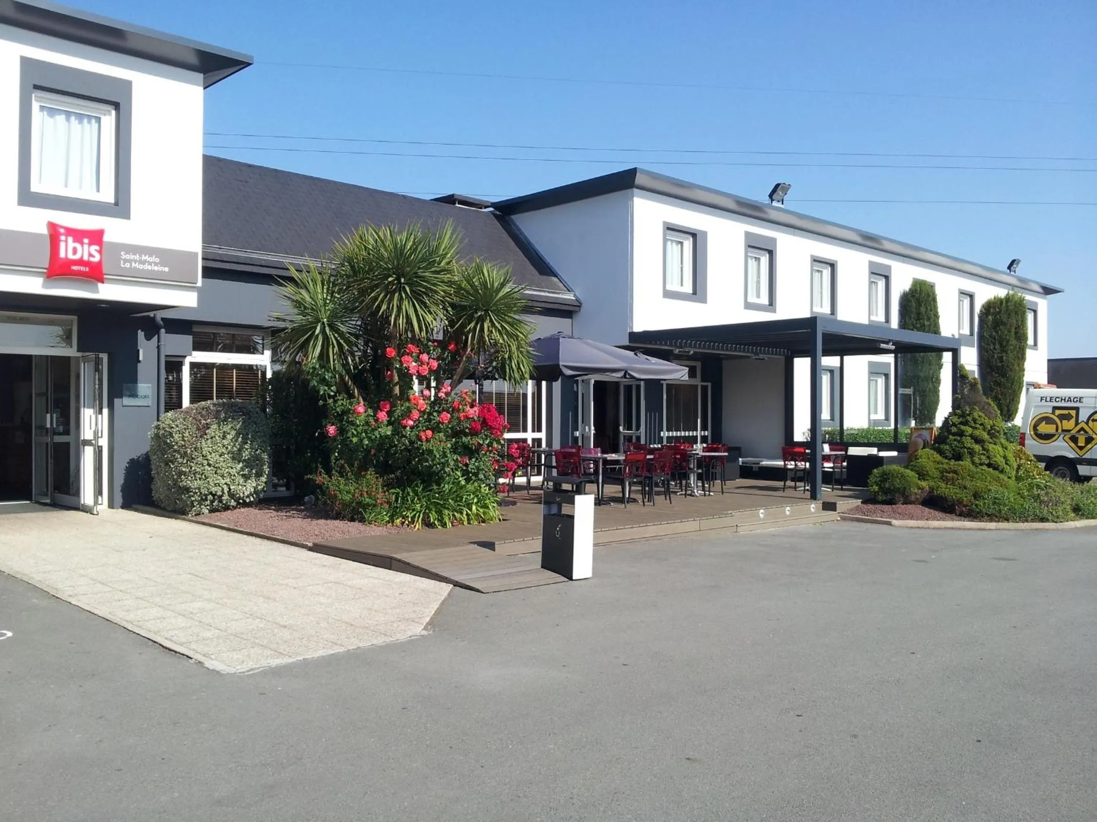 Facade/entrance in ibis Saint-Malo Madeleine