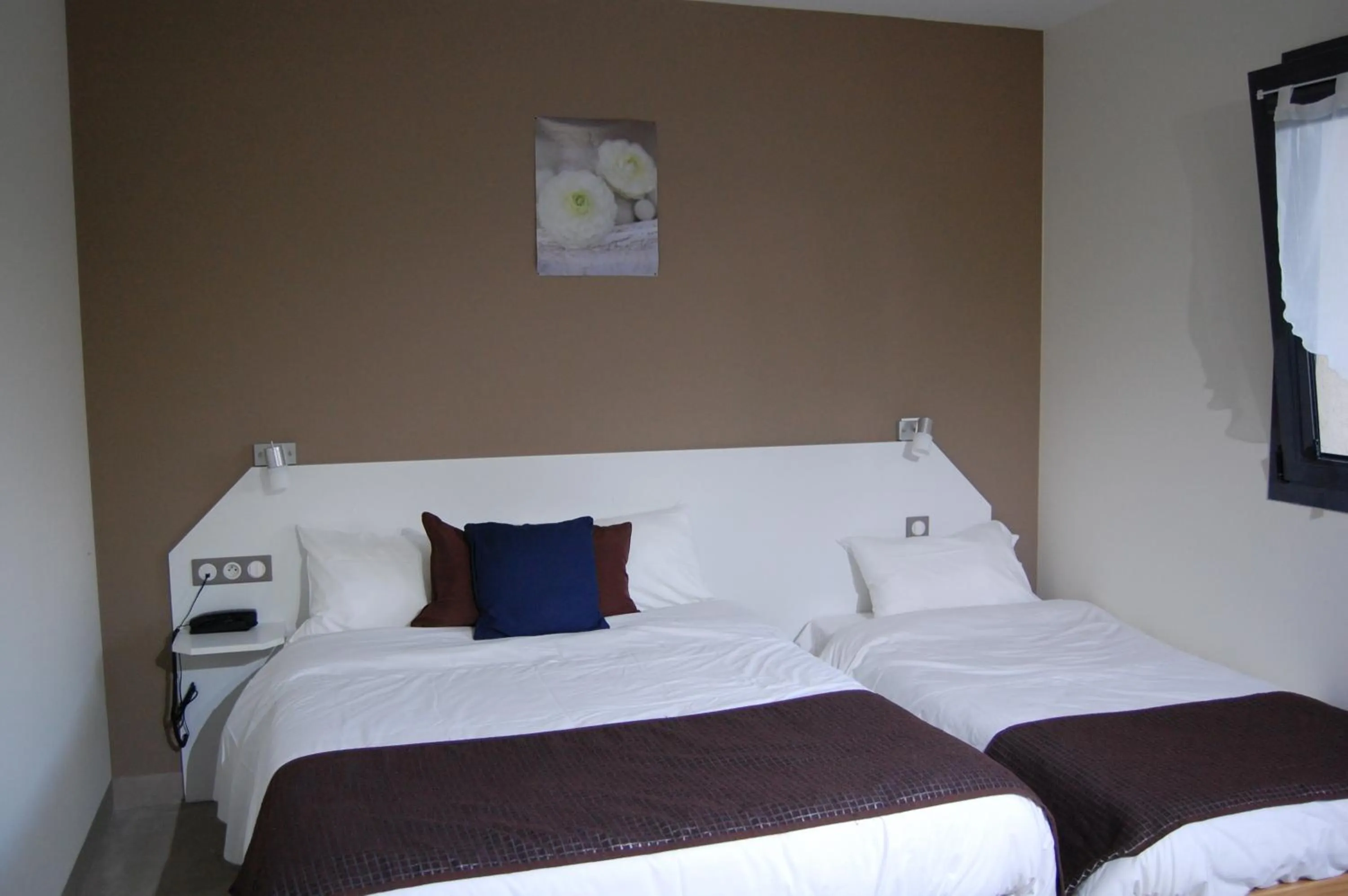 Bed in Hôtel L'Escale Périgueux Notre Dame