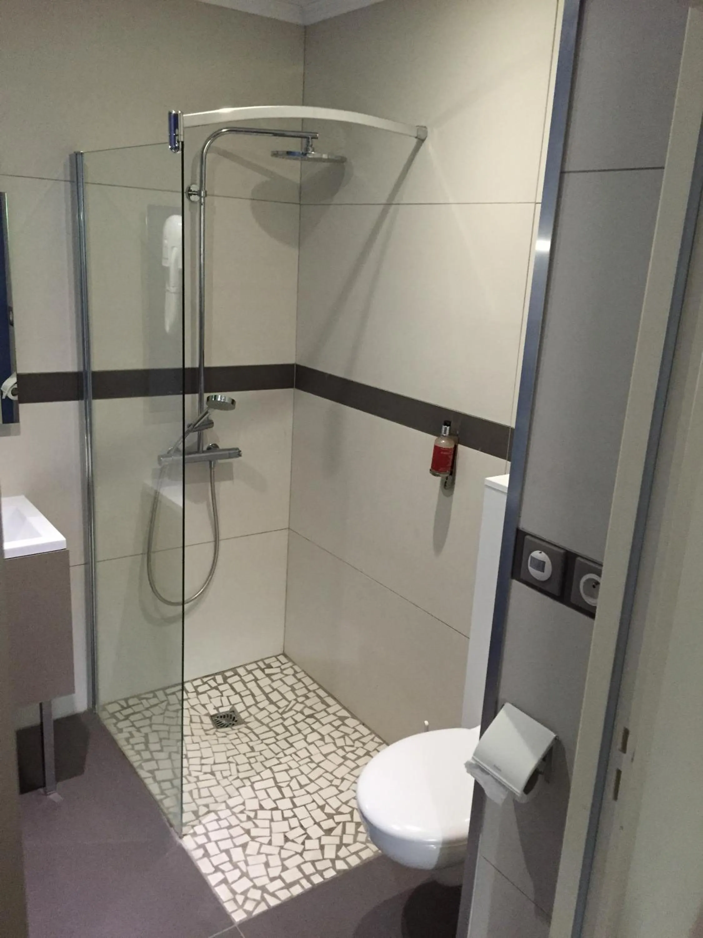 Shower in Hôtel L'Escale Périgueux Notre Dame