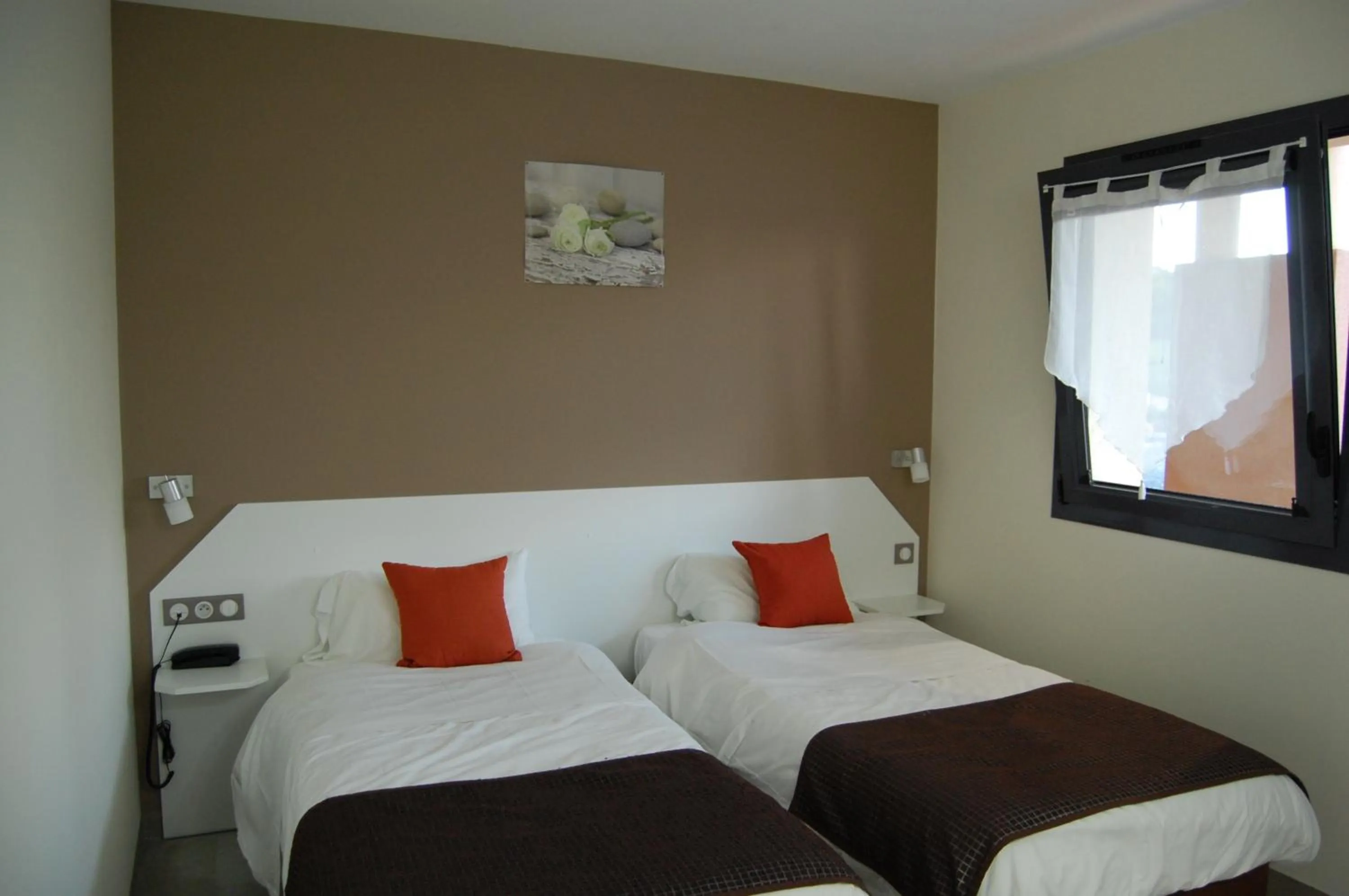 Bed in Hôtel L'Escale Périgueux Notre Dame