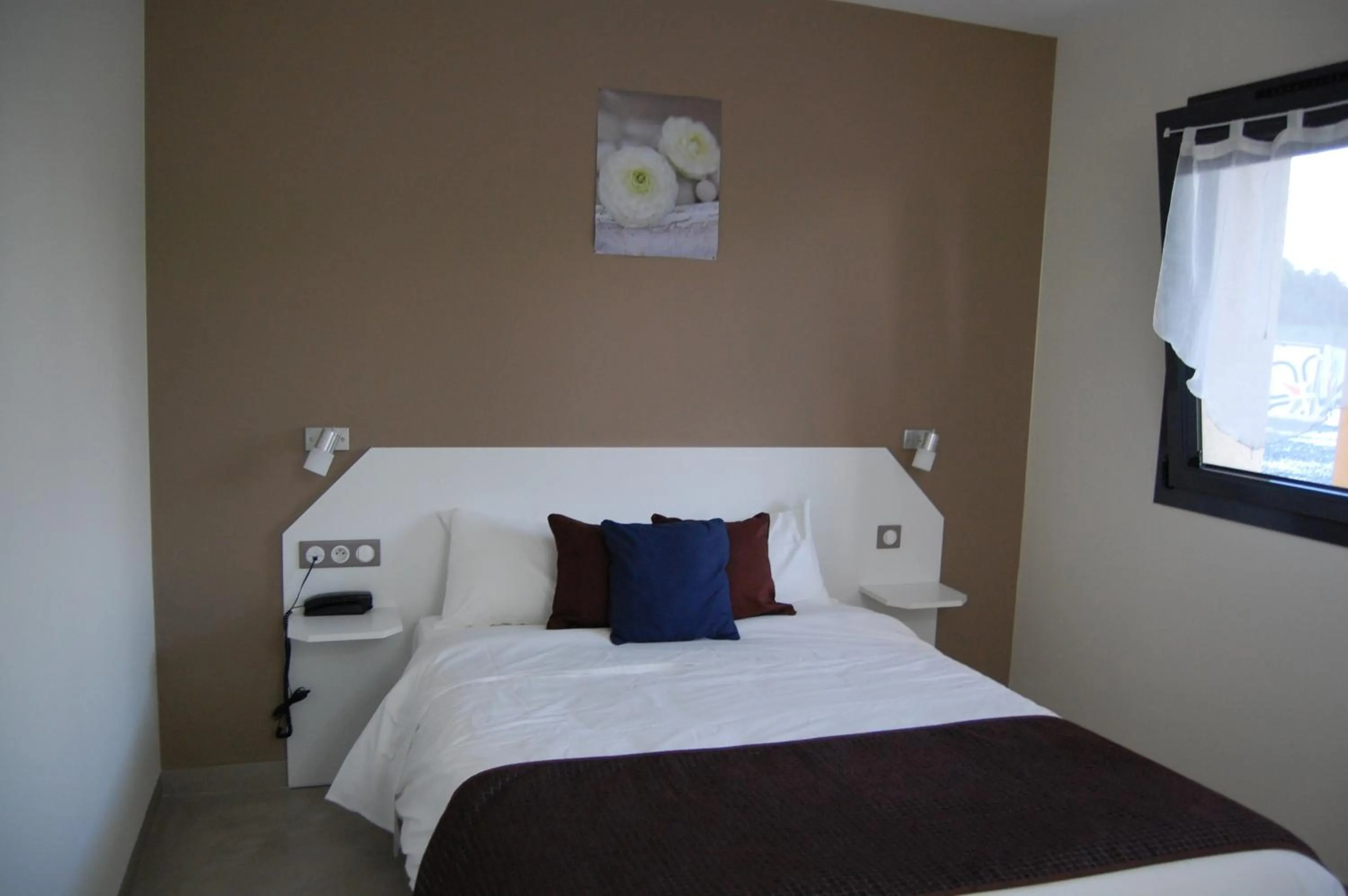 Bed in Hôtel L'Escale Périgueux Notre Dame