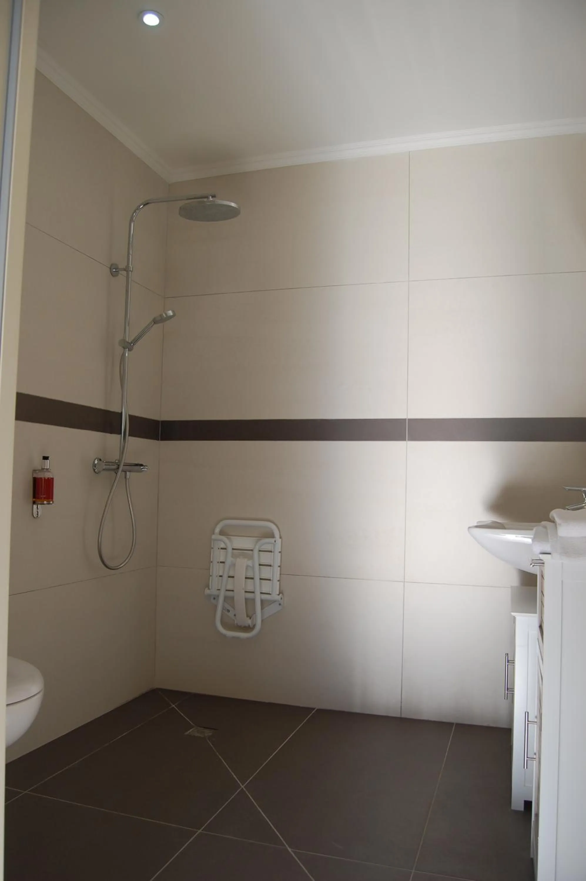 Shower in Hôtel L'Escale Périgueux Notre Dame