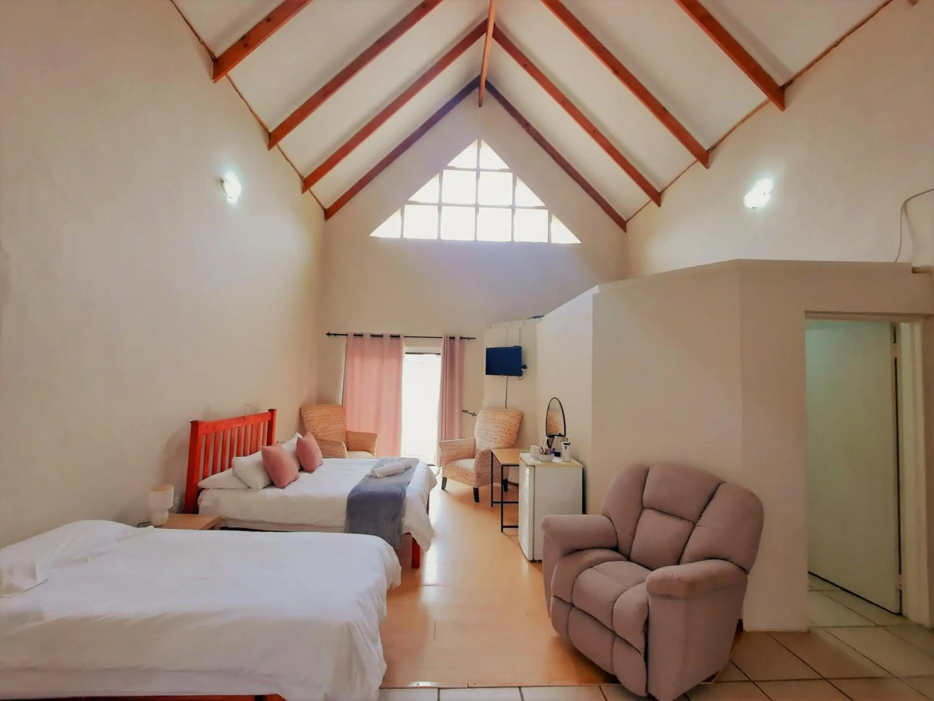 Classic Queen Room in Highlands Creek Self Catering Accommodation Classic Queen Room in Highlands Creek Self Catering Accommodation