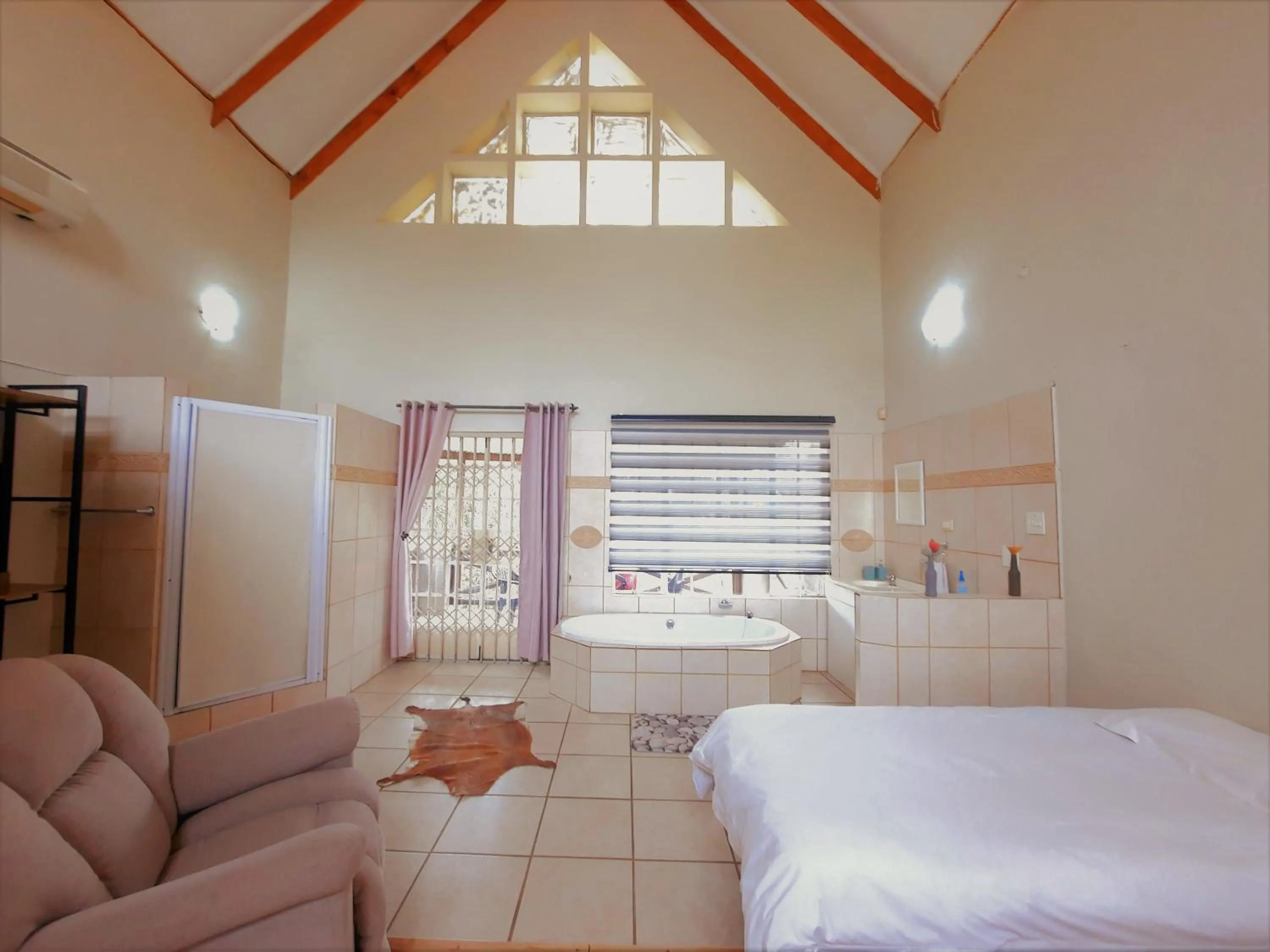 Bathroom, Bed in Highlands Creek Self Catering Accommodation